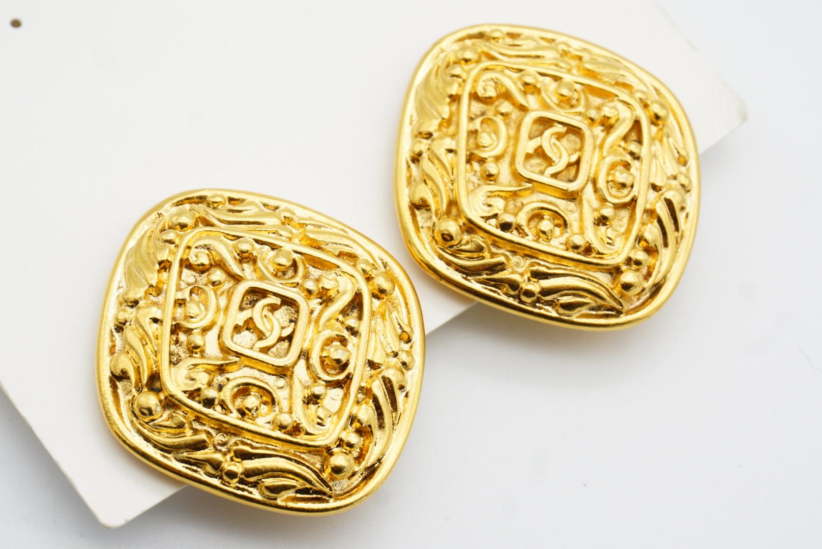 Chanel Vintage 1980s Large Diamond Vine Logo Crush Coco Arabesque Clip Earrings For Sale 5