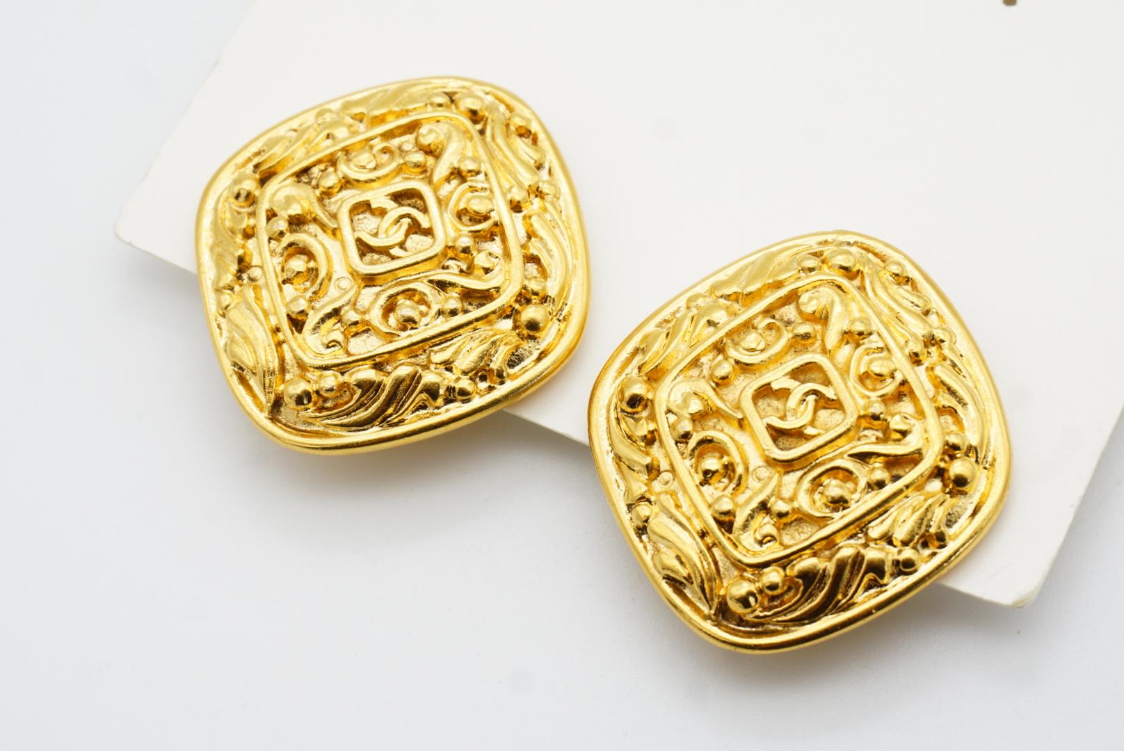 Chanel Vintage 1980s Large Diamond Vine Logo Crush Coco Arabesque Clip Earrings For Sale 6