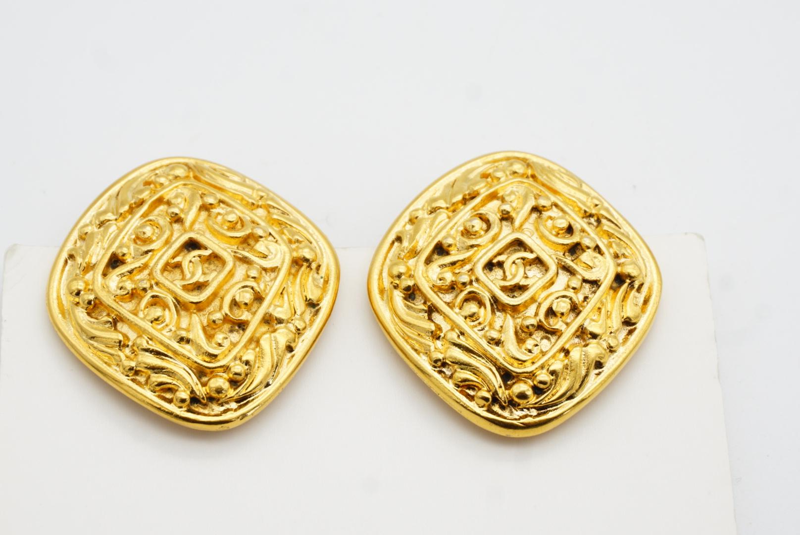 Chanel Vintage 1980s Large Diamond Vine Logo Crush Coco Arabesque Clip Earrings For Sale 7