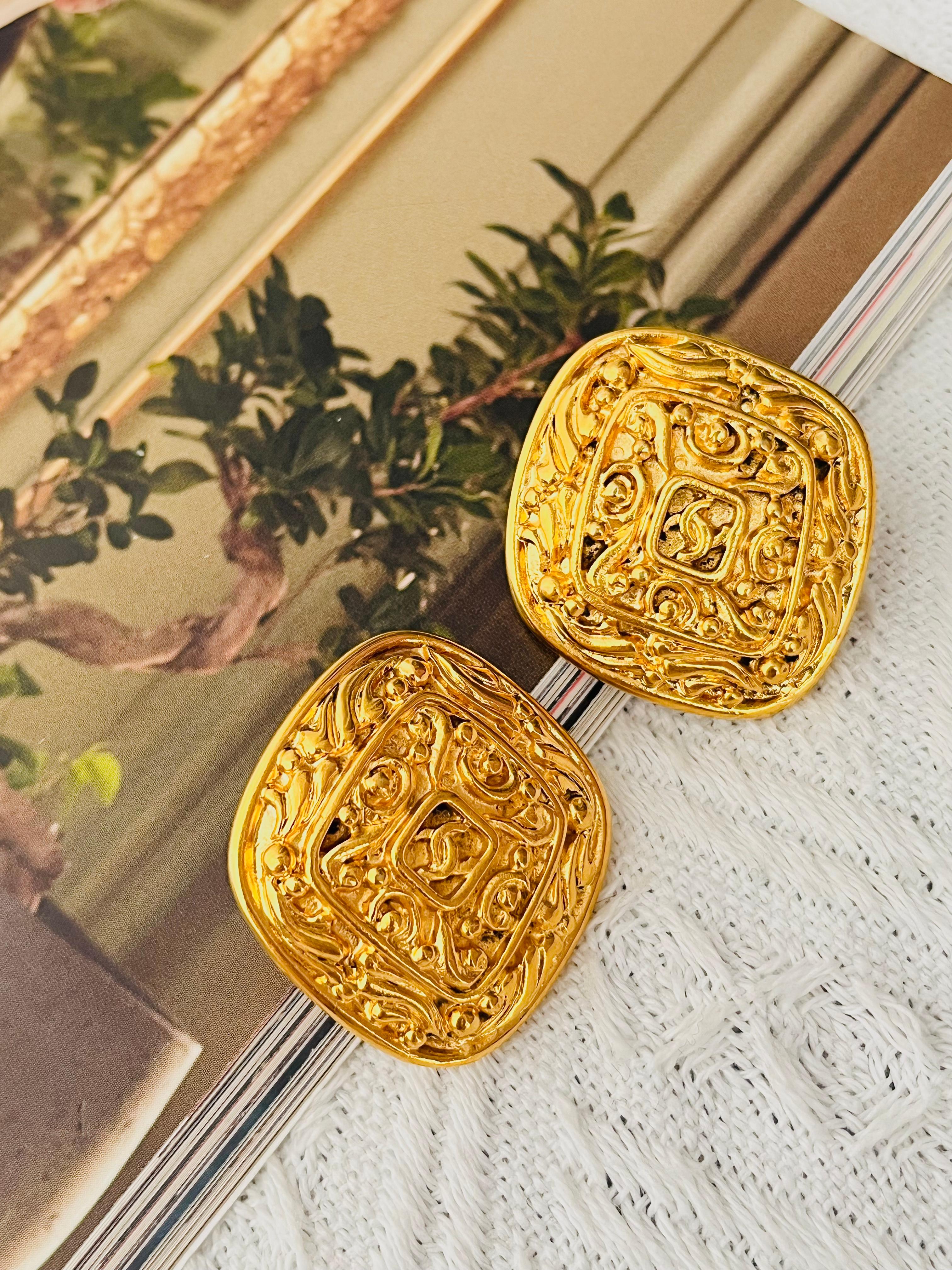 Chanel Vintage 1980s Unisex Large Diamond Vine Logo Crush Coco Arabesque Chunky Elegant Modernist Clip Earrings, Gold Plated

Very good condition. Only some colour loss at back of clips. 100% Genuine.

A very beautiful pair of earrings by CHANEL,