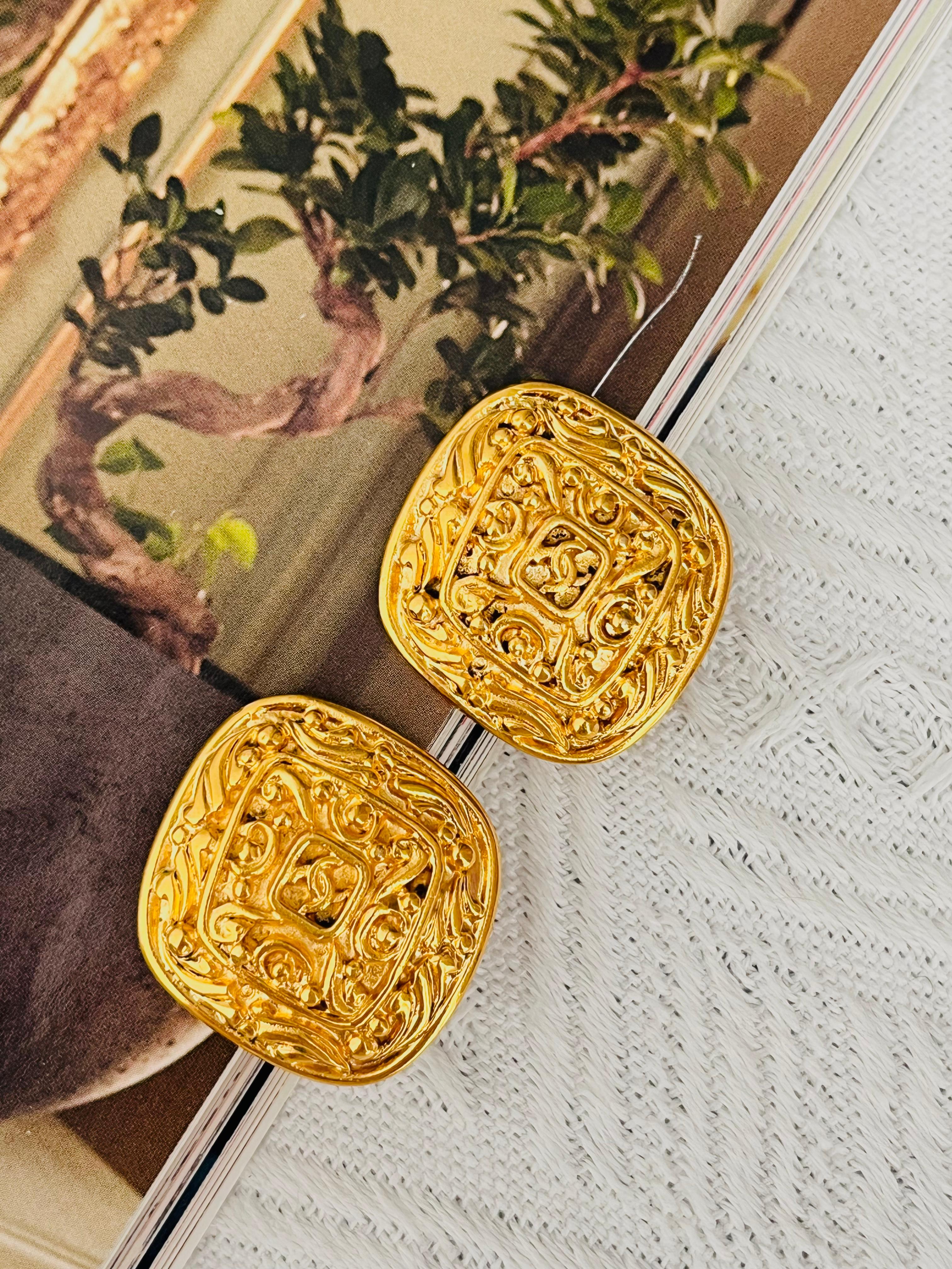 Chanel Vintage 1980s Large Diamond Vine Logo Crush Coco Arabesque Clip Earrings In Good Condition For Sale In Wokingham, England