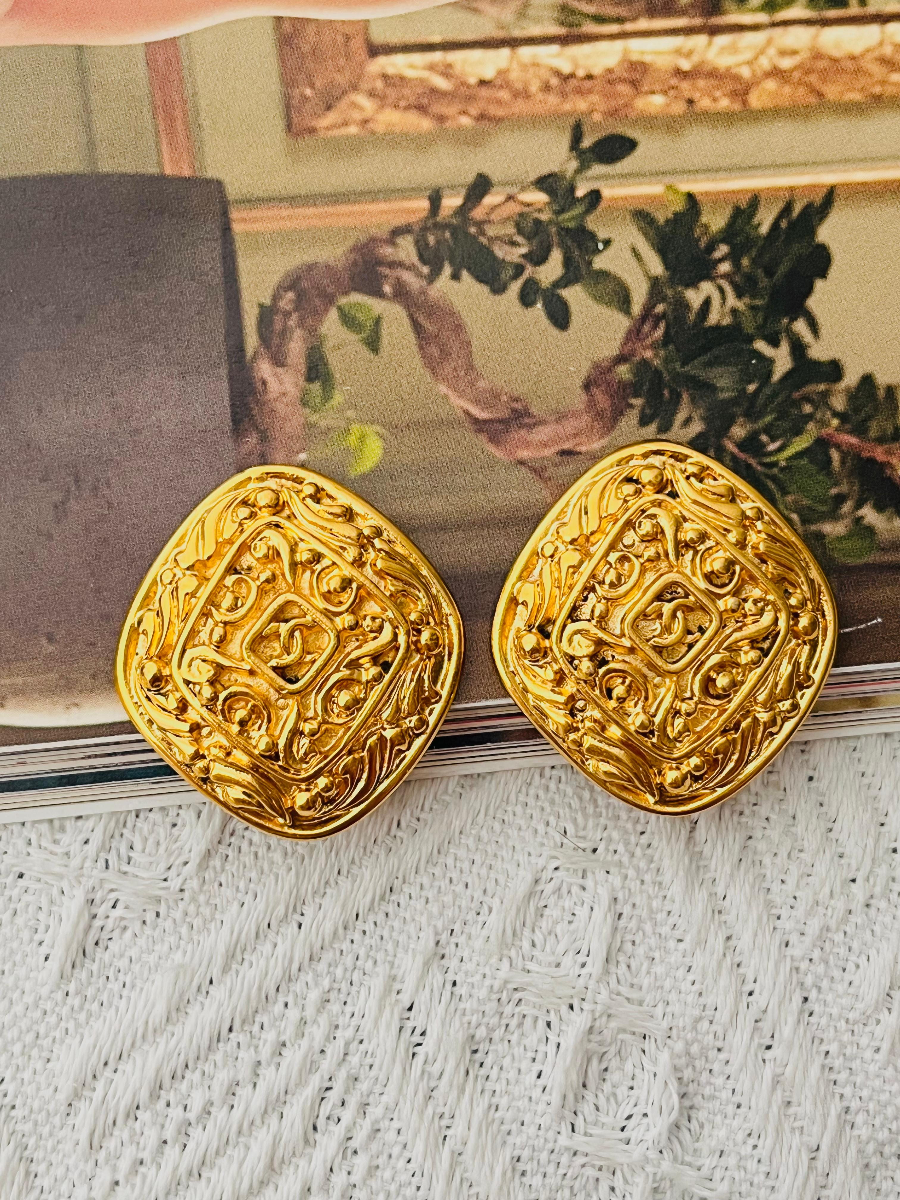 Women's or Men's Chanel Vintage 1980s Large Diamond Vine Logo Crush Coco Arabesque Clip Earrings For Sale