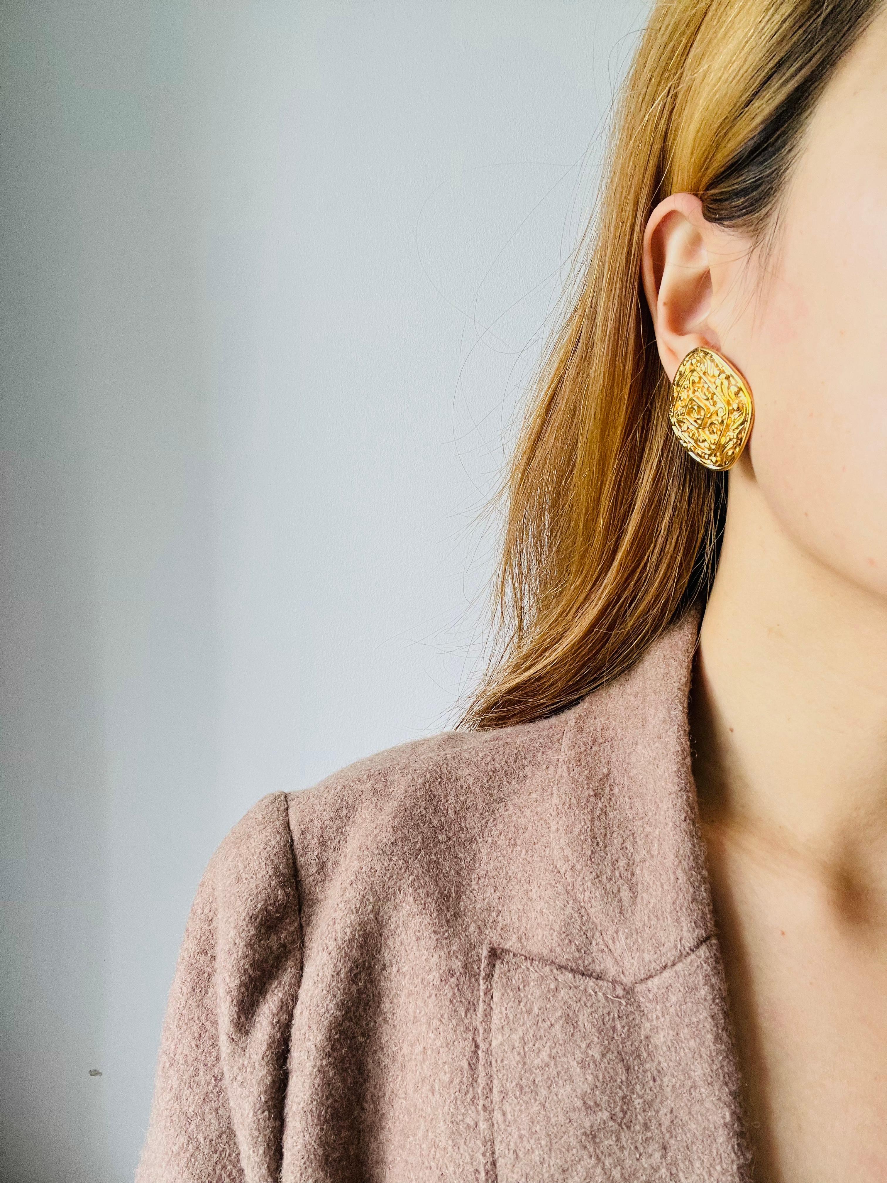 Chanel Vintage 1980s Large Diamond Vine Logo Crush Coco Arabesque Clip Earrings For Sale 2