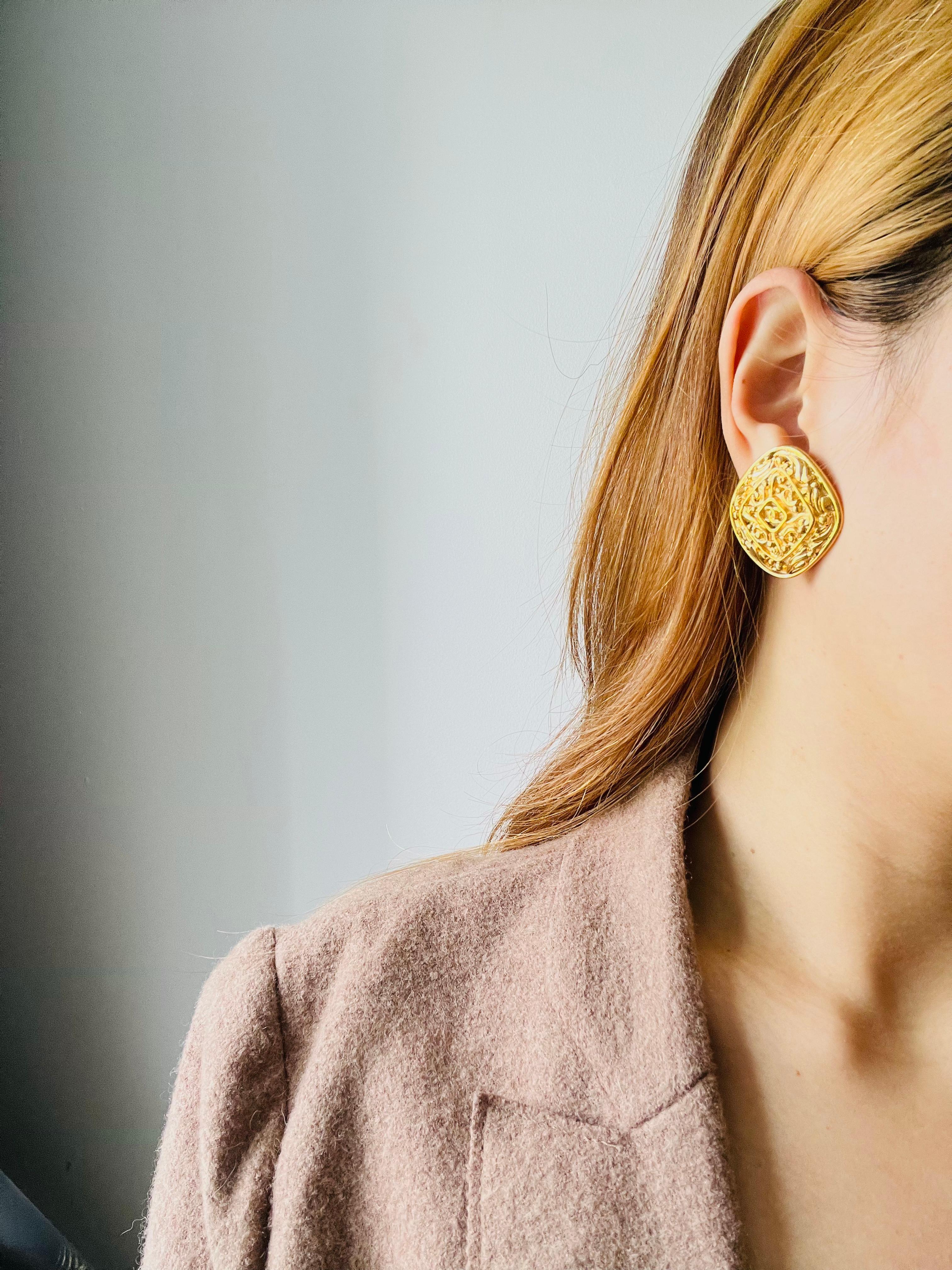 Chanel Vintage 1980s Large Diamond Vine Logo Crush Coco Arabesque Clip Earrings For Sale 3