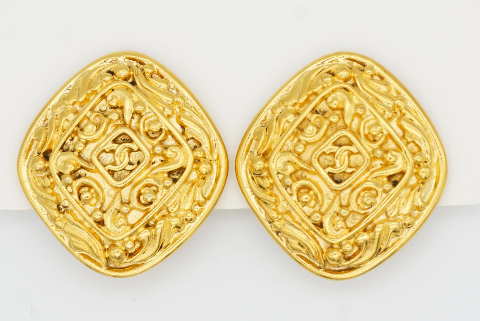 Chanel Vintage 1980s Large Diamond Vine Logo Crush Coco Arabesque Clip Earrings For Sale 4