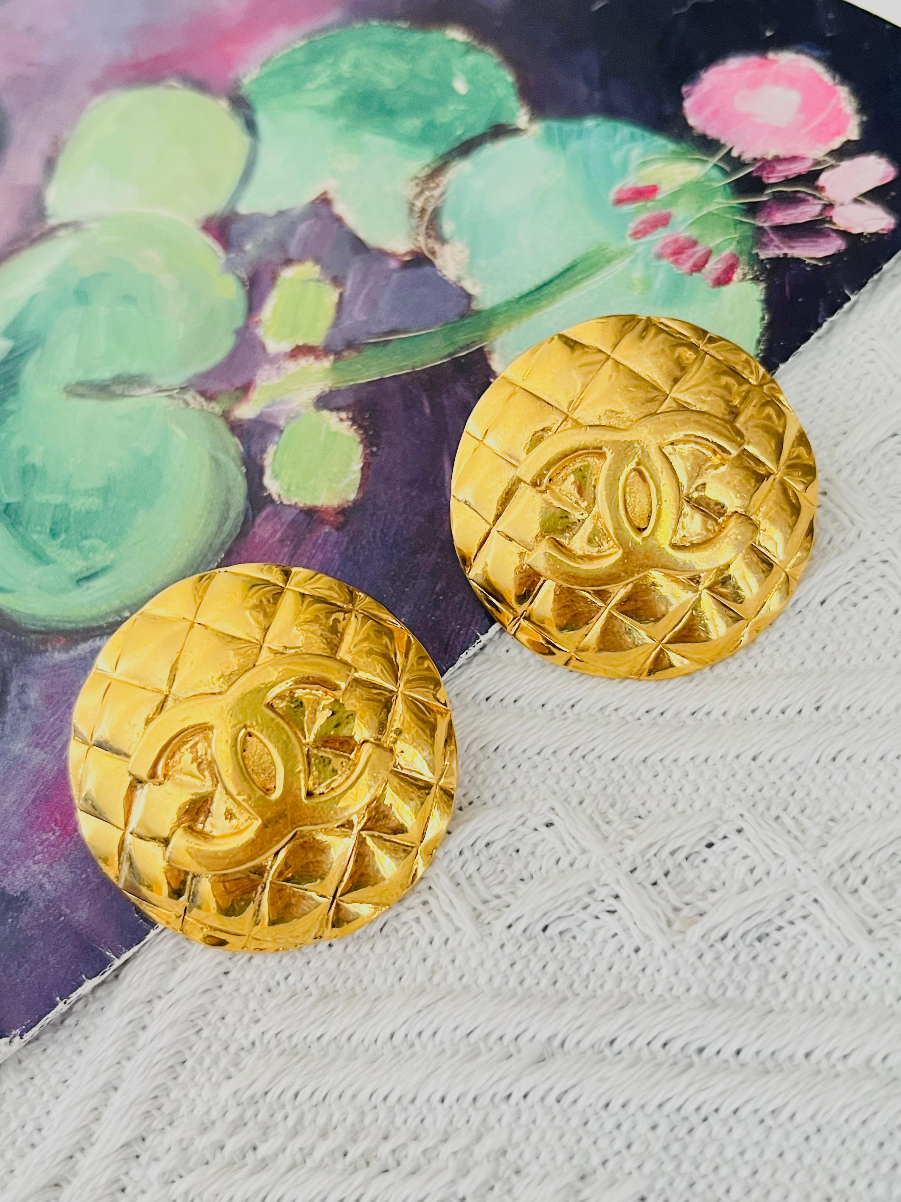 Chanel Vintage 1960s Unisex Large Iconic Classic Quilted Relief Engraved CC Coco Logo Matelassé Medallion Circle Round Crush Elegant Modernist Clip Earrings, Gold Plated

The pair is very popular when published, so CHANEL also reproduced since