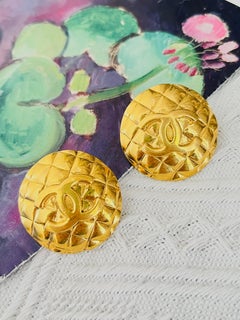 Chanel Vintage 1960 Boucles d'oreilles médaillon matelassé CC Logo Coco