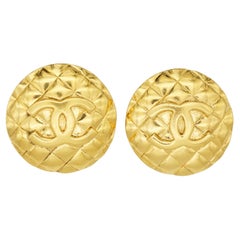 Chanel Vintage 1960 Boucles d'oreilles médaillon matelassé CC Logo Coco