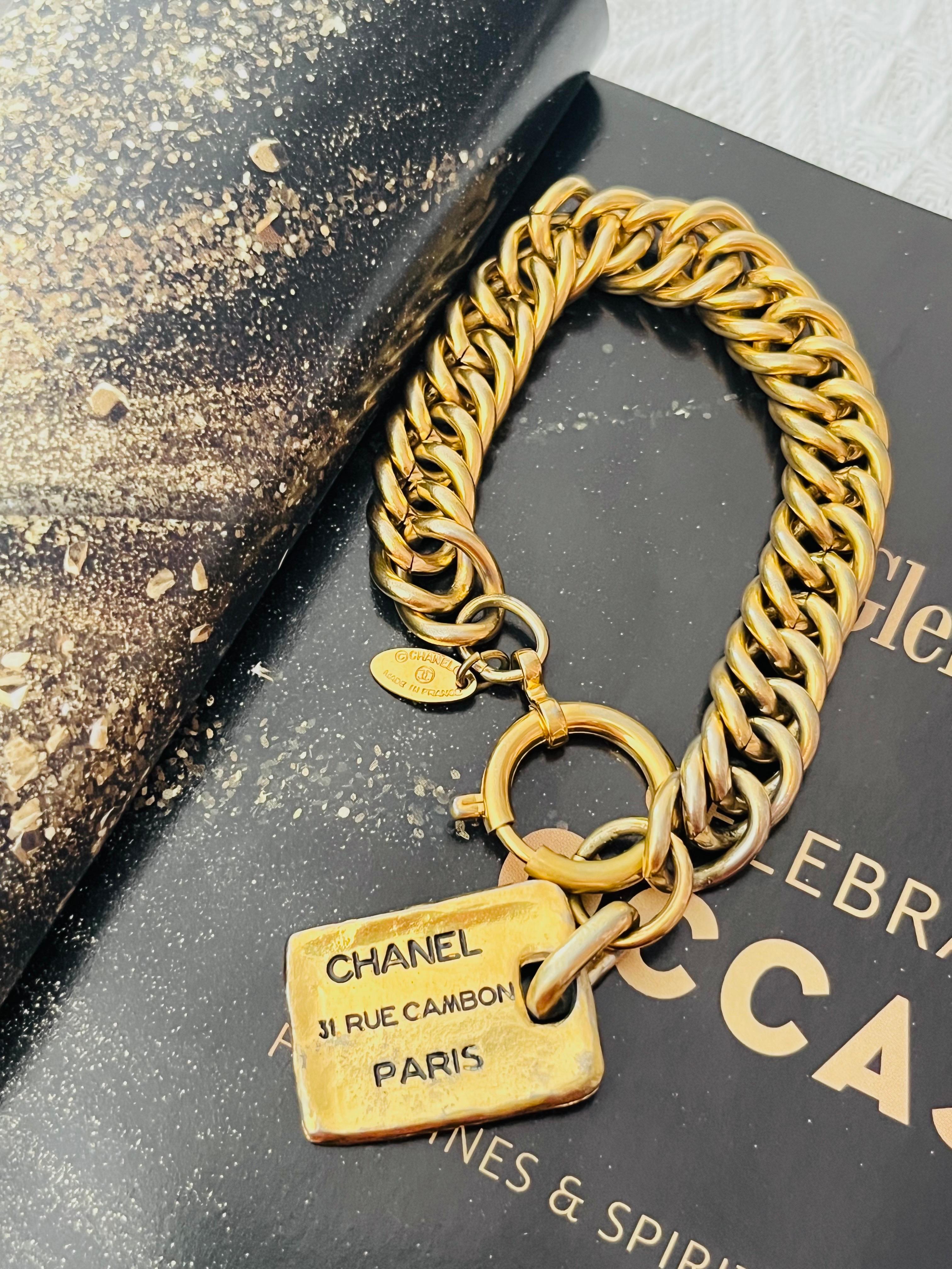 Chanel Vintage 1980 Unisexe Large Rectangle Black Logo CC 31 Rue Cambon Paris Pendentif Charm Cuban Chunky Bracelet

Très bon état. Légères rayures ou perte de couleur, voir clairement toutes les photos. Encore très bon à utiliser. 100% authentique.