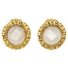 Chanel Vintage 1980 Logo CC Coco Gravé Perle Blanche Cercle Boucles d'oreilles Clips Or