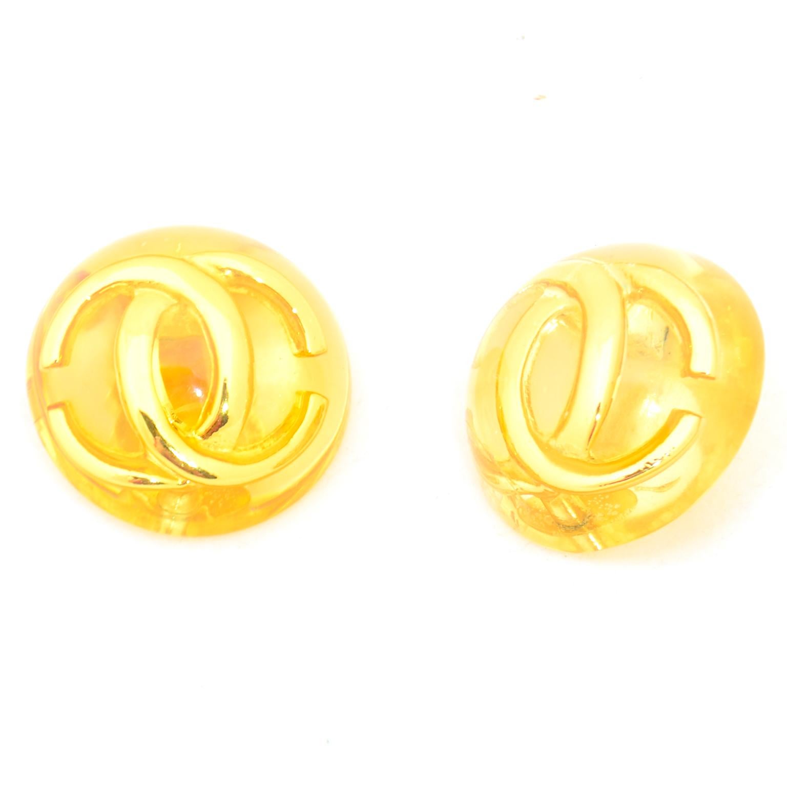 Chanel Vintage 1980s Lucite Dome Gold CC Logo Clip Earrings In Good Condition In Portland, OR