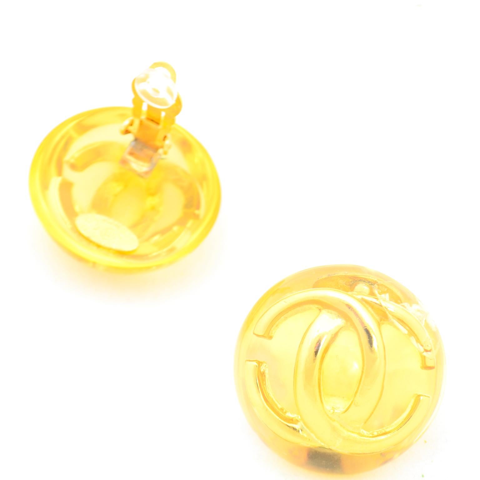 Chanel Vintage 1980s Lucite Dome Gold CC Logo Clip Earrings 1