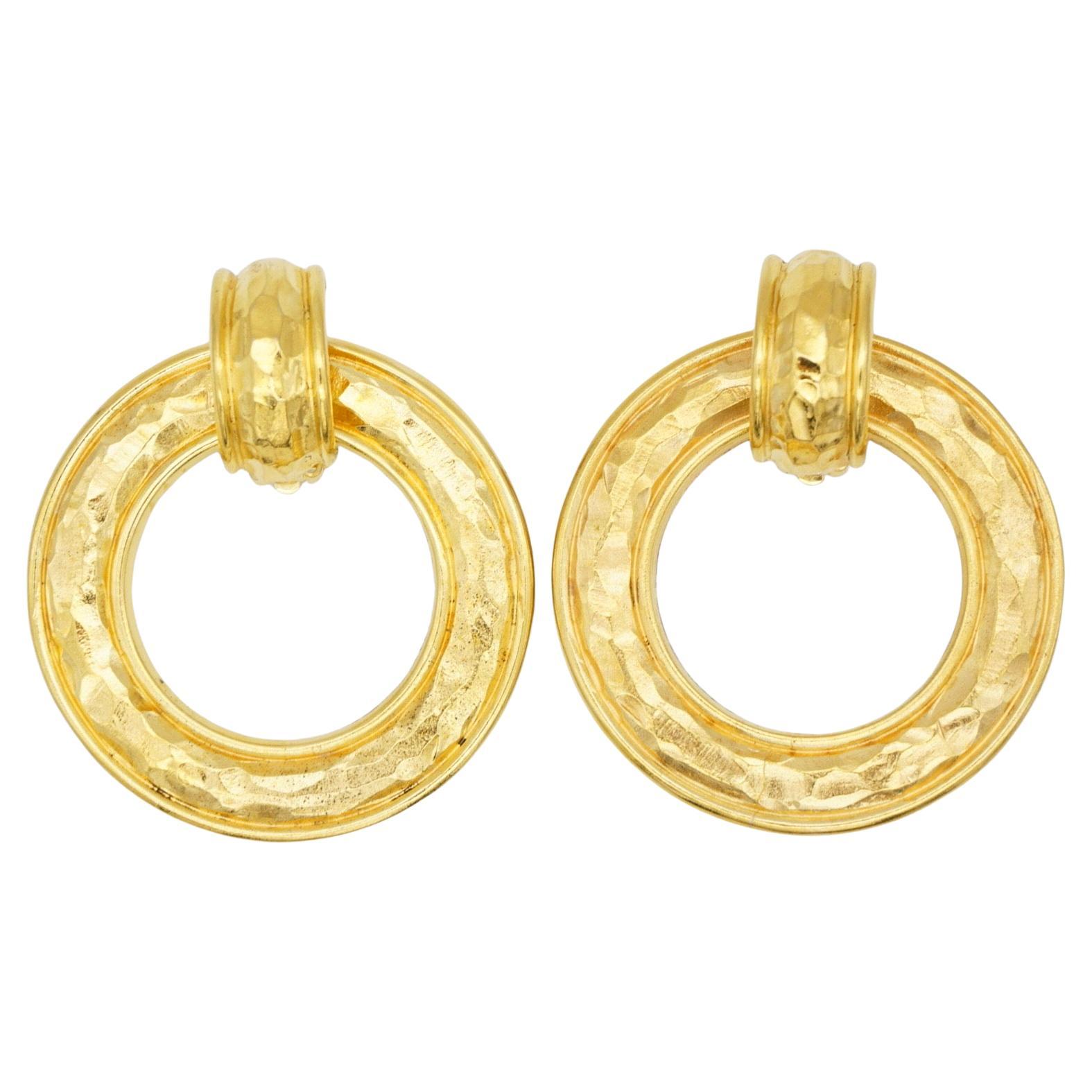 Chanel Vintage 1980s Unisex Massive Iconic Large Lava Round Circle Hoop Chunky Modernist Clip Earrings, vergoldet

Vielseitige Ohrringe. Can in verschiedenen Stilen getragen werden. 

Sehr guter Zustand. 100% echt. Leichte Kratzer oder Farbverluste,
