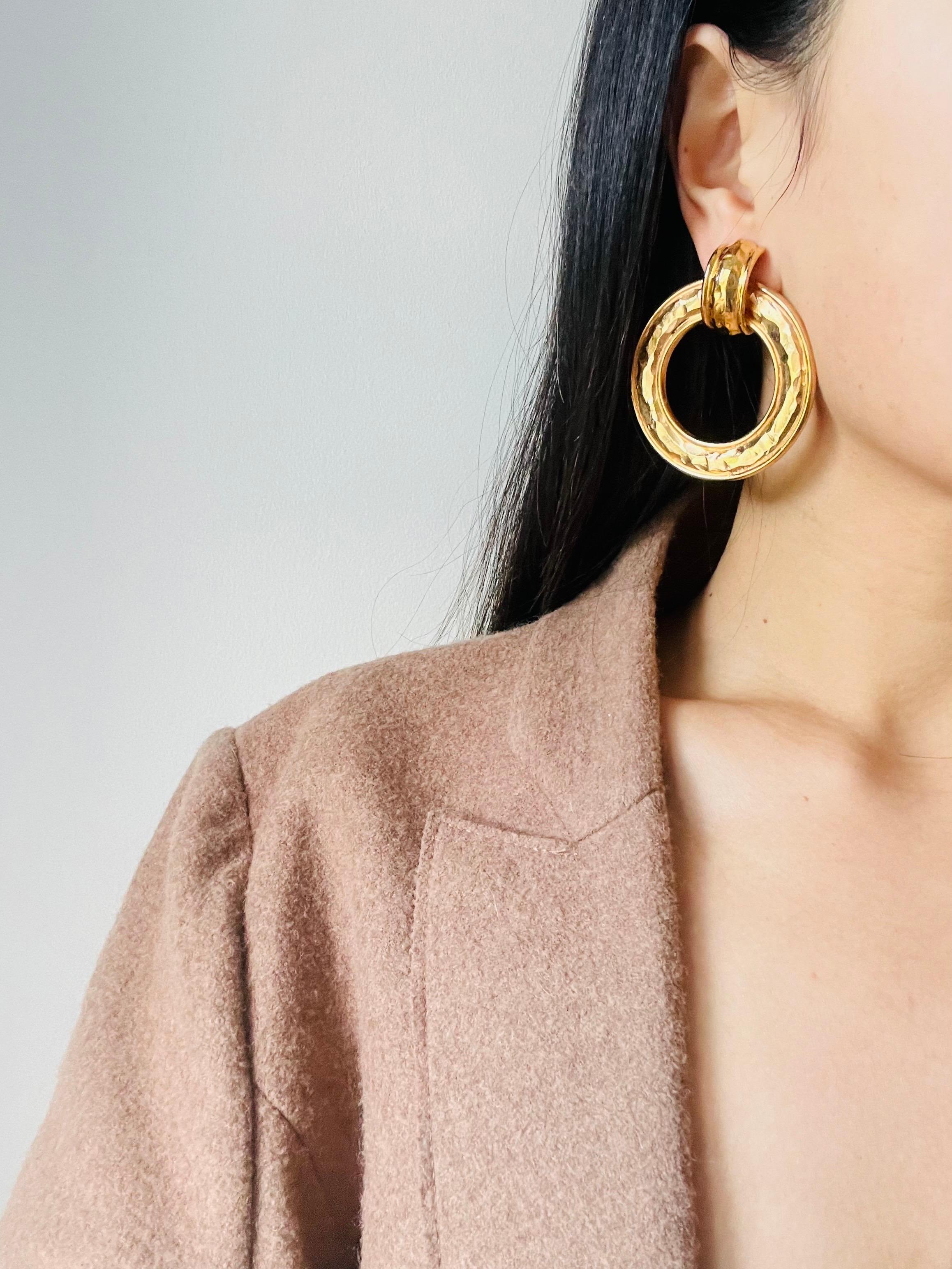 Chanel Vintage 1980er Jahre Massive Iconic Lava Runde Kreis Creolen Chunky Clip-Ohrringe im Angebot 2