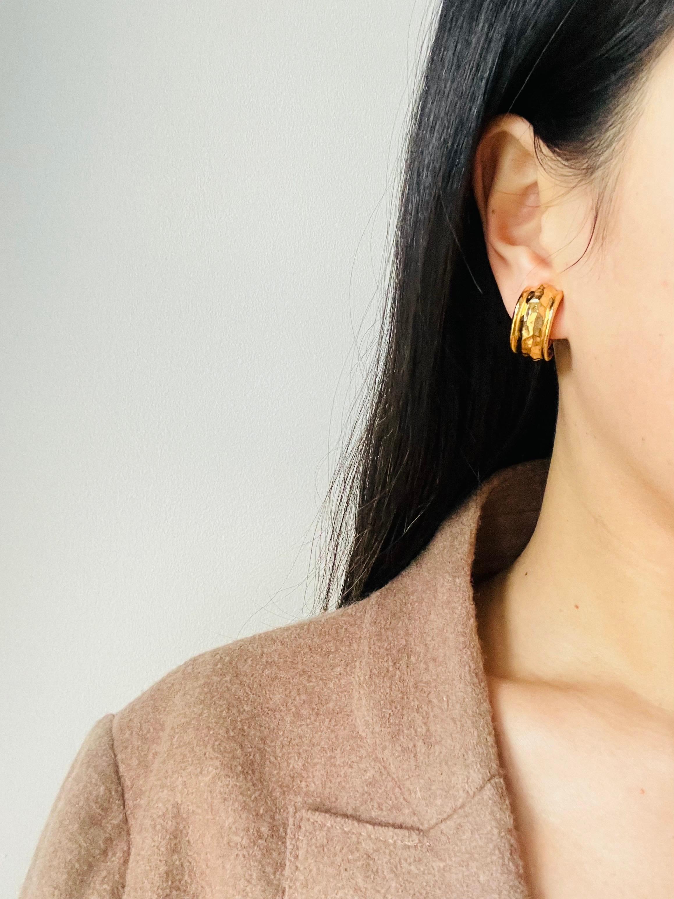 Chanel Vintage 1980er Jahre Massive Iconic Lava Runde Kreis Creolen Chunky Clip-Ohrringe im Angebot 4