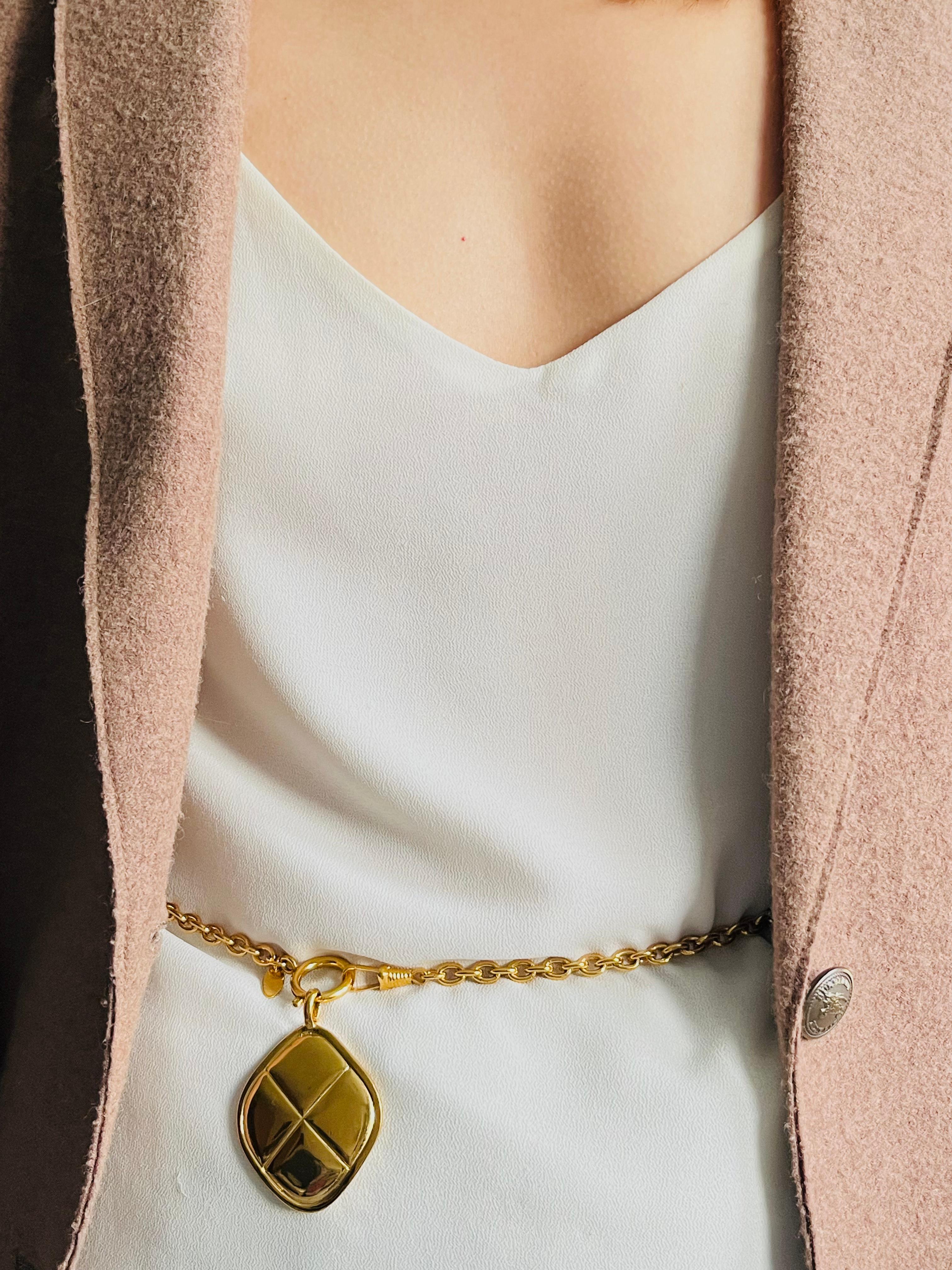 Chanel Vintage 1980s Matelassé Gesteppt Glow Diamond Lange Halskette Gürtel Armband im Angebot 5