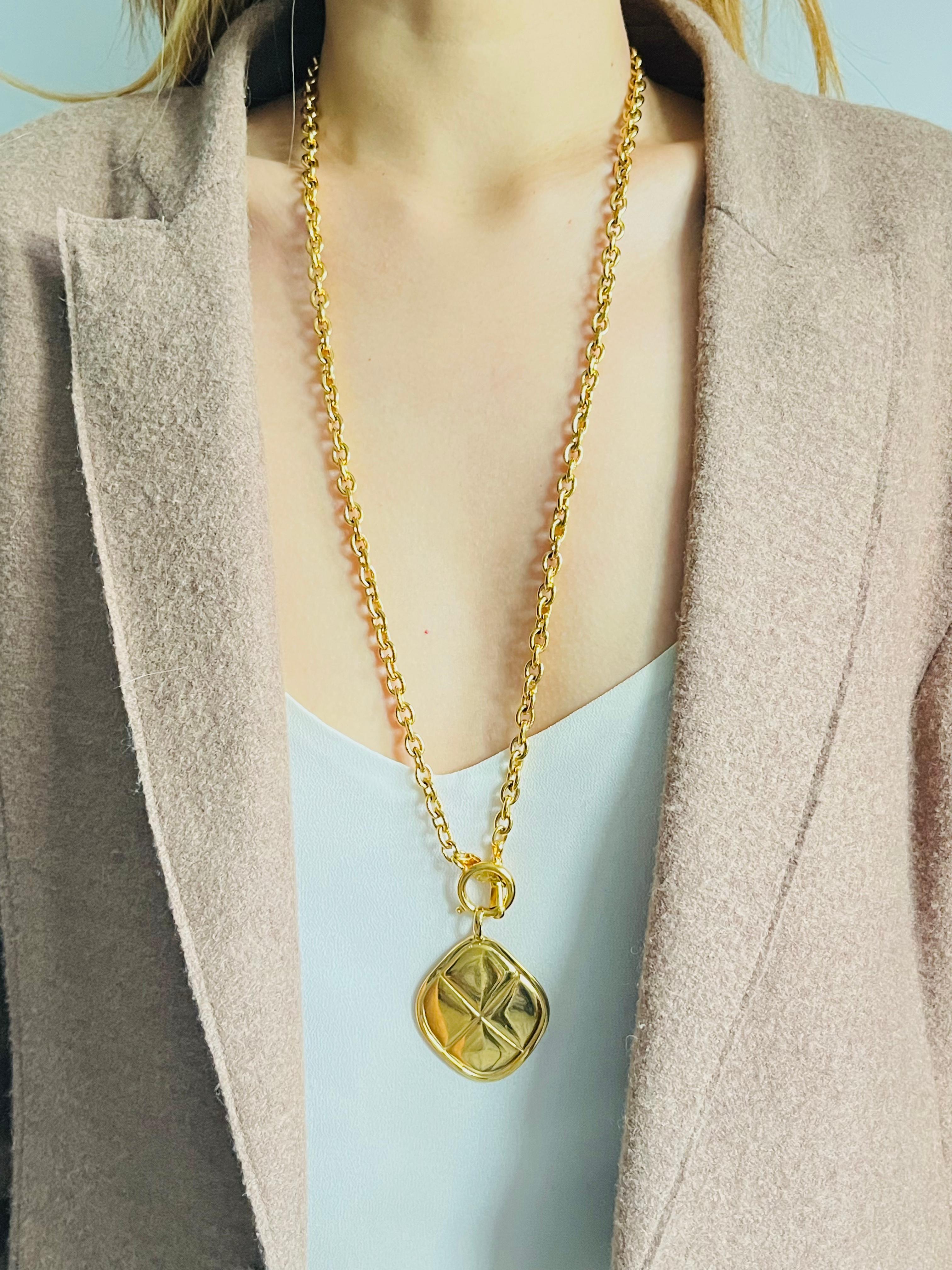 Chanel Vintage 1980s Matelassé Gesteppt Glow Diamond Lange Halskette Gürtel Armband für Damen oder Herren im Angebot