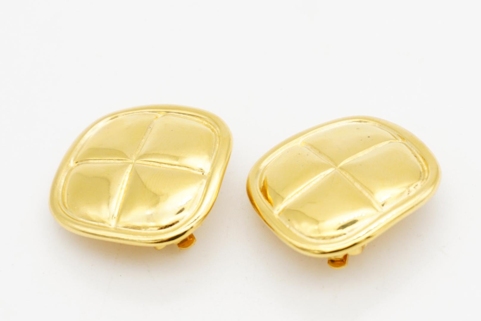Chanel Vintage 1980s Matelassé Gesteppt Glow Diamond Rhombus Clip Gold Ohrringe im Angebot 5