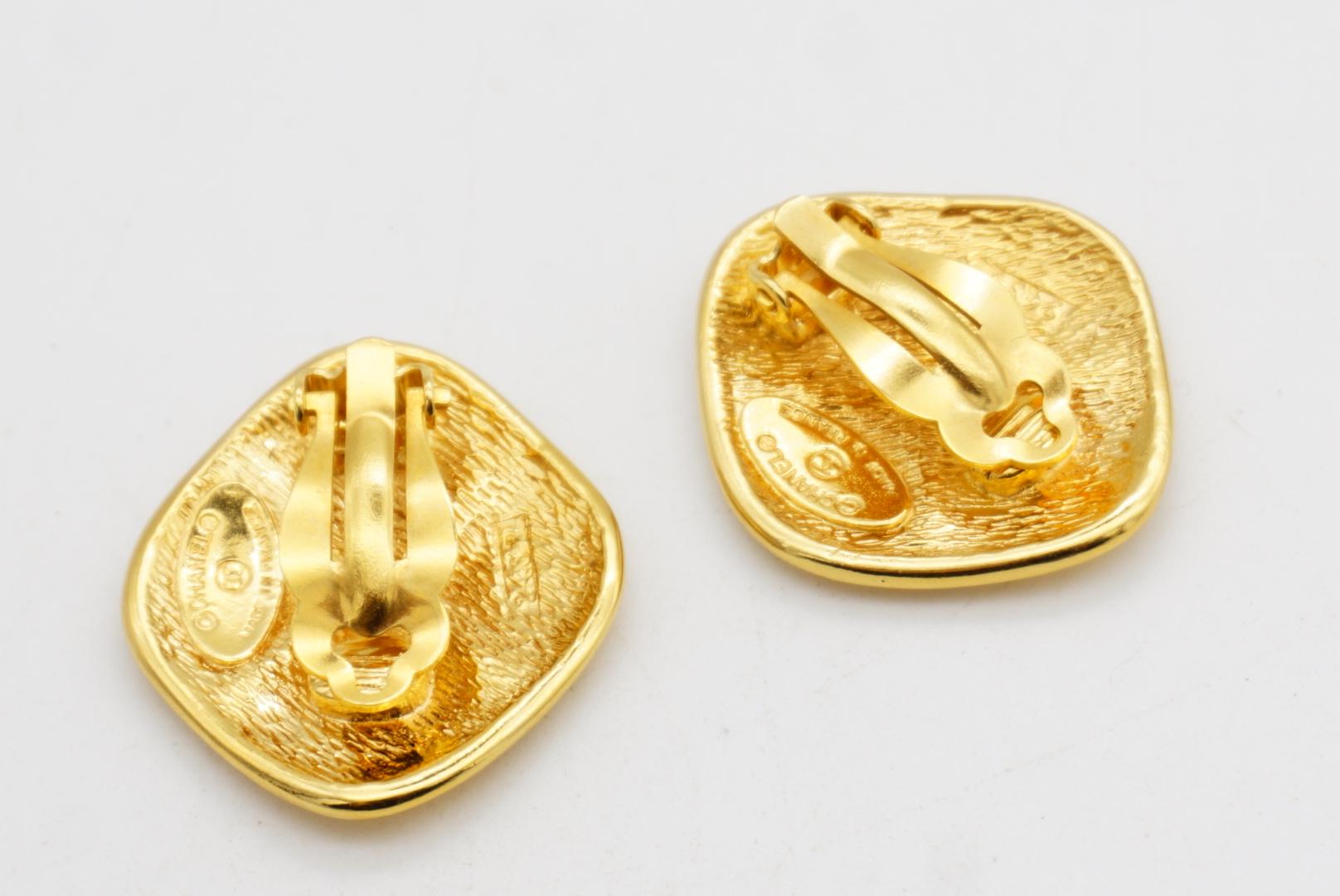 Chanel Vintage 1980s Matelassé Gesteppt Glow Diamond Rhombus Clip Gold Ohrringe im Angebot 6