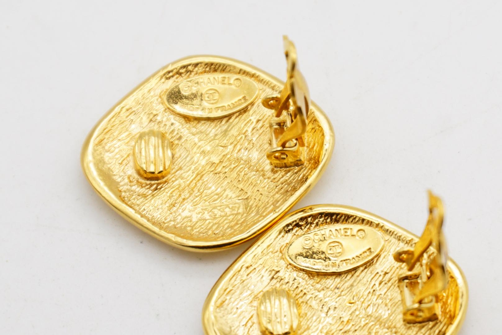 Chanel Vintage 1980s Matelassé Gesteppt Glow Diamond Rhombus Clip Gold Ohrringe im Angebot 8