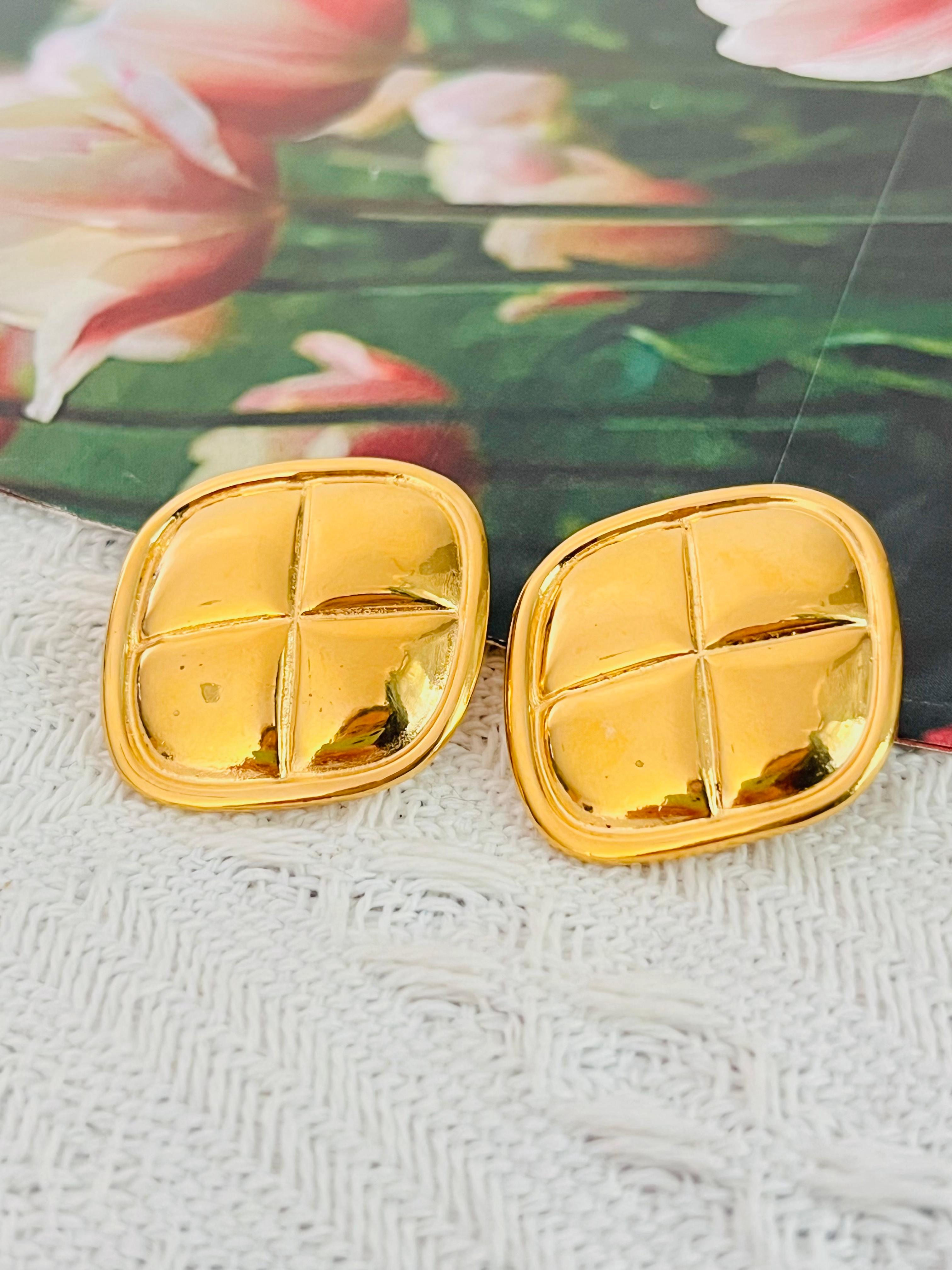 Chanel Vintage 1980s Matelassé Gesteppt Glow Diamond Rhombus Clip Gold Ohrringe (Art déco) im Angebot