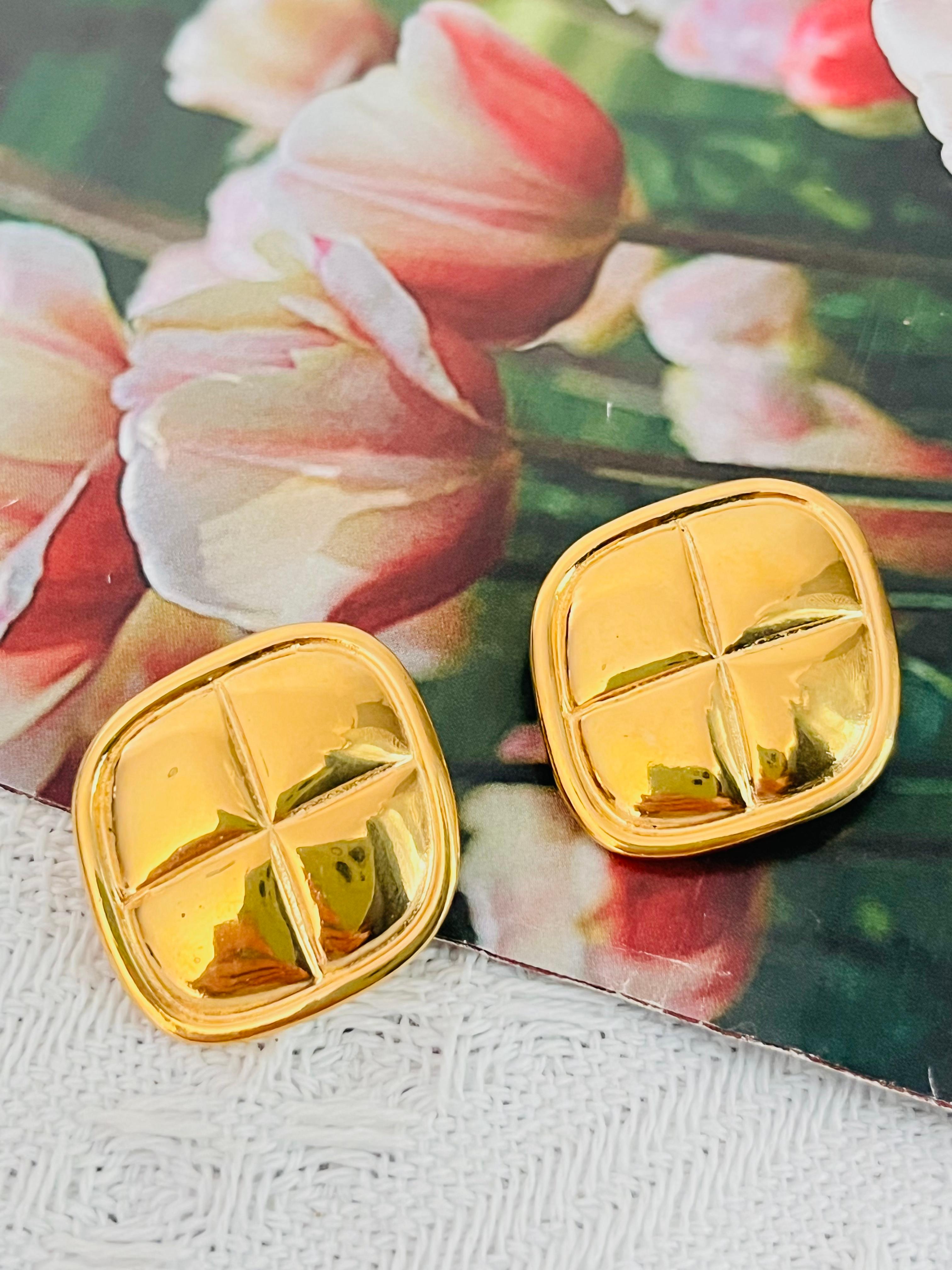 Chanel Vintage 1980s Matelassé Gesteppt Glow Diamond Rhombus Clip Gold Ohrringe im Zustand „Hervorragend“ im Angebot in Wokingham, England