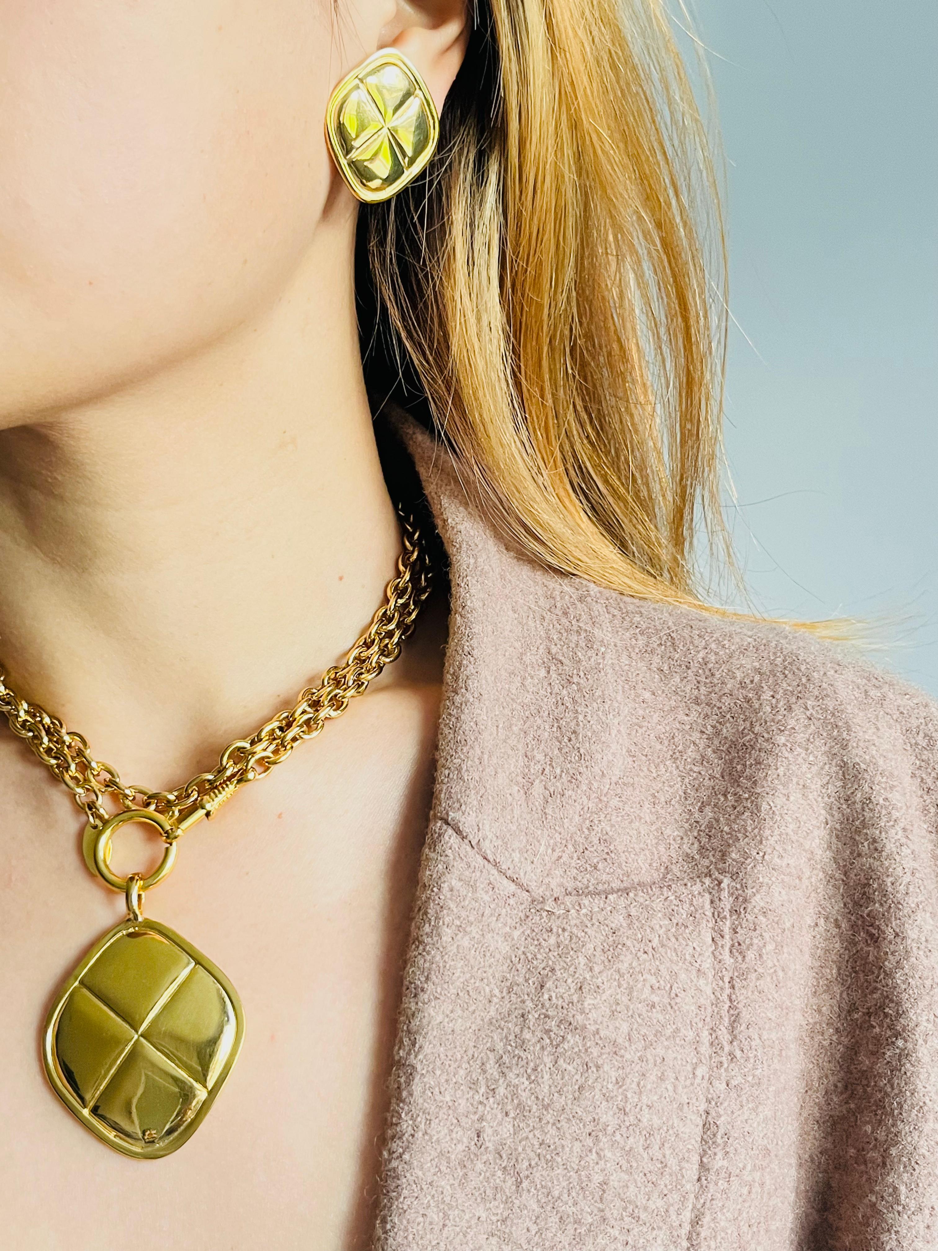 Chanel Vintage 1980s Matelassé Gesteppt Glow Diamond Rhombus Clip Gold Ohrringe für Damen oder Herren im Angebot