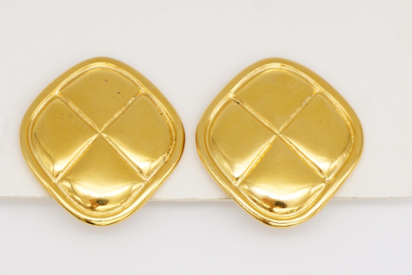 Chanel Vintage 1980s Matelassé Gesteppt Glow Diamond Rhombus Clip Gold Ohrringe im Angebot 2