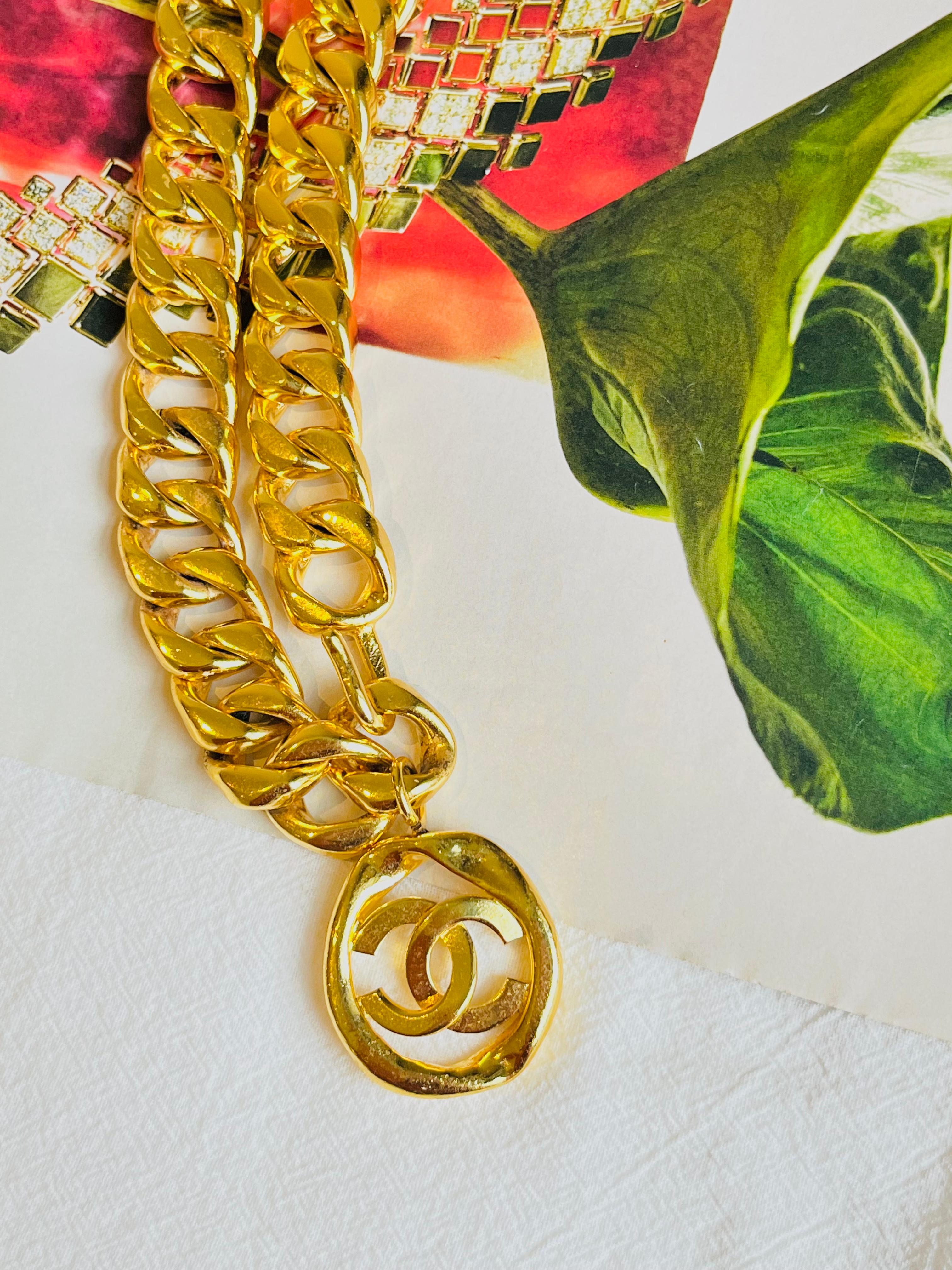 Chanel Vintage 1980s Medallion CC Logo Curb Link interlocked Gold Necklace Belt In Good Condition For Sale In Wokingham, England