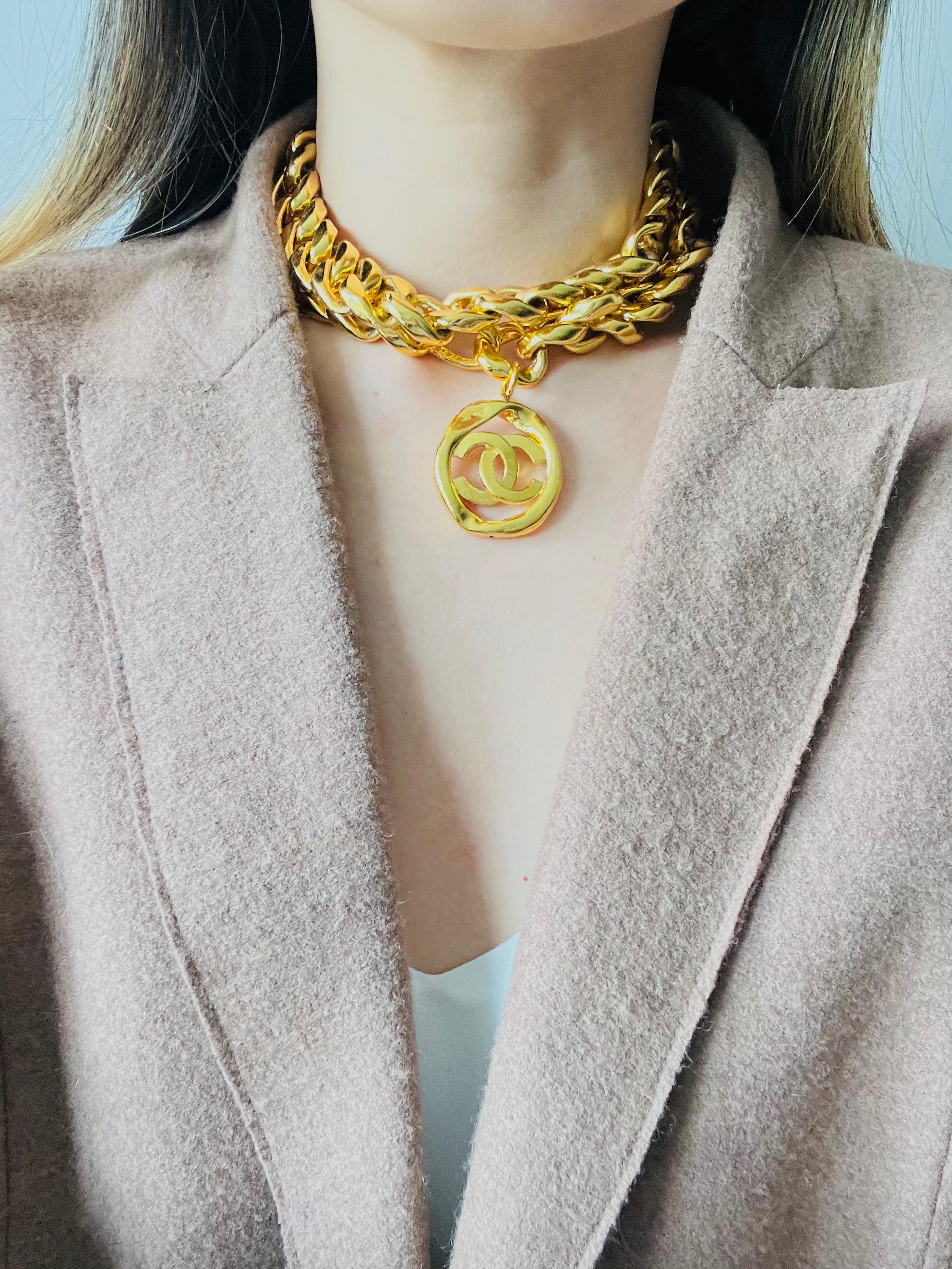 Chanel Vintage 1980er Jahre Medaillon CC Logo Curb Link ineinandergreifende Gold Halskette Gürtel im Angebot 3