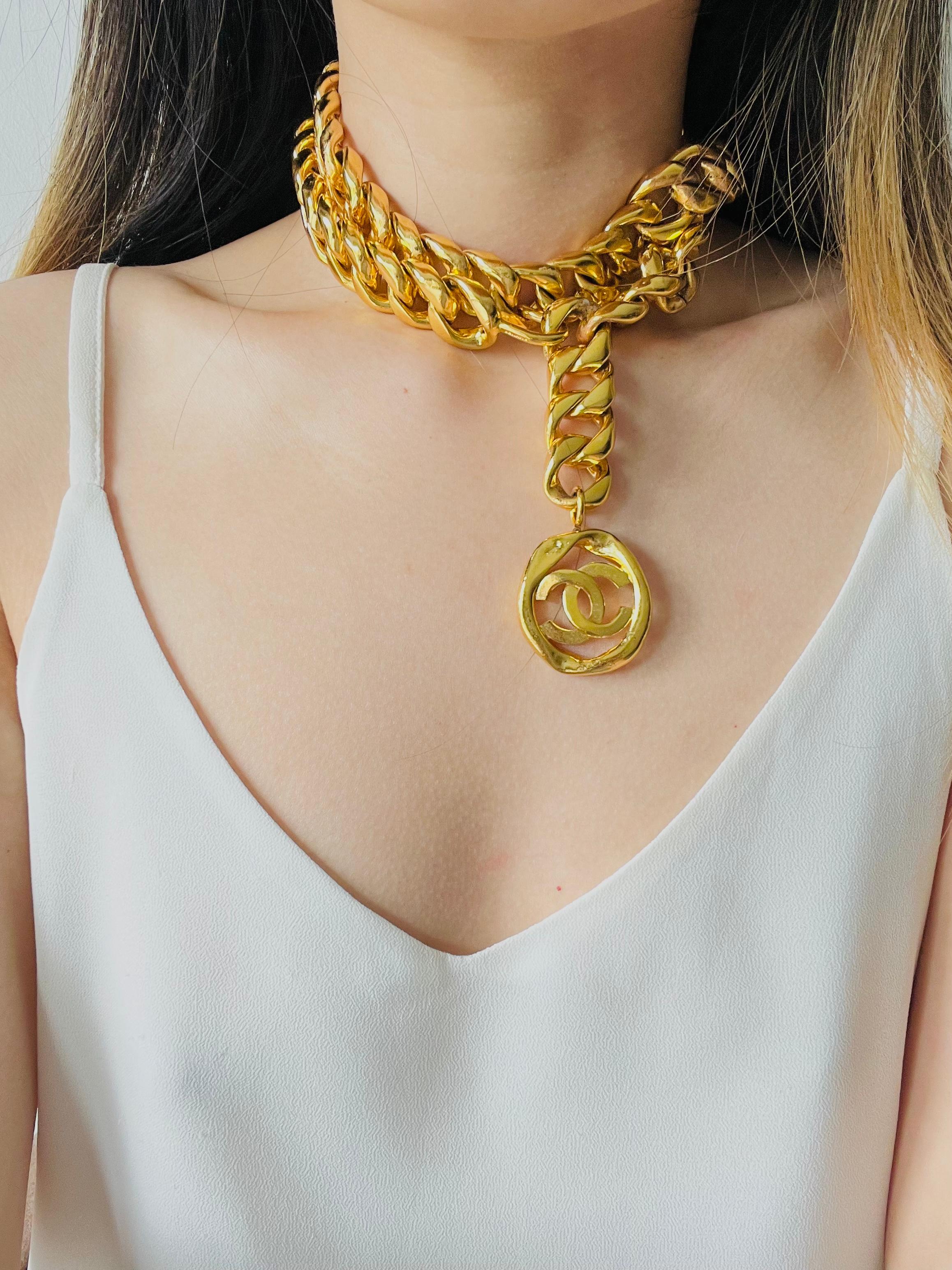 Chanel Vintage 1980er Jahre Medaillon CC Logo Curb Link ineinandergreifende Gold Halskette Gürtel im Angebot 3