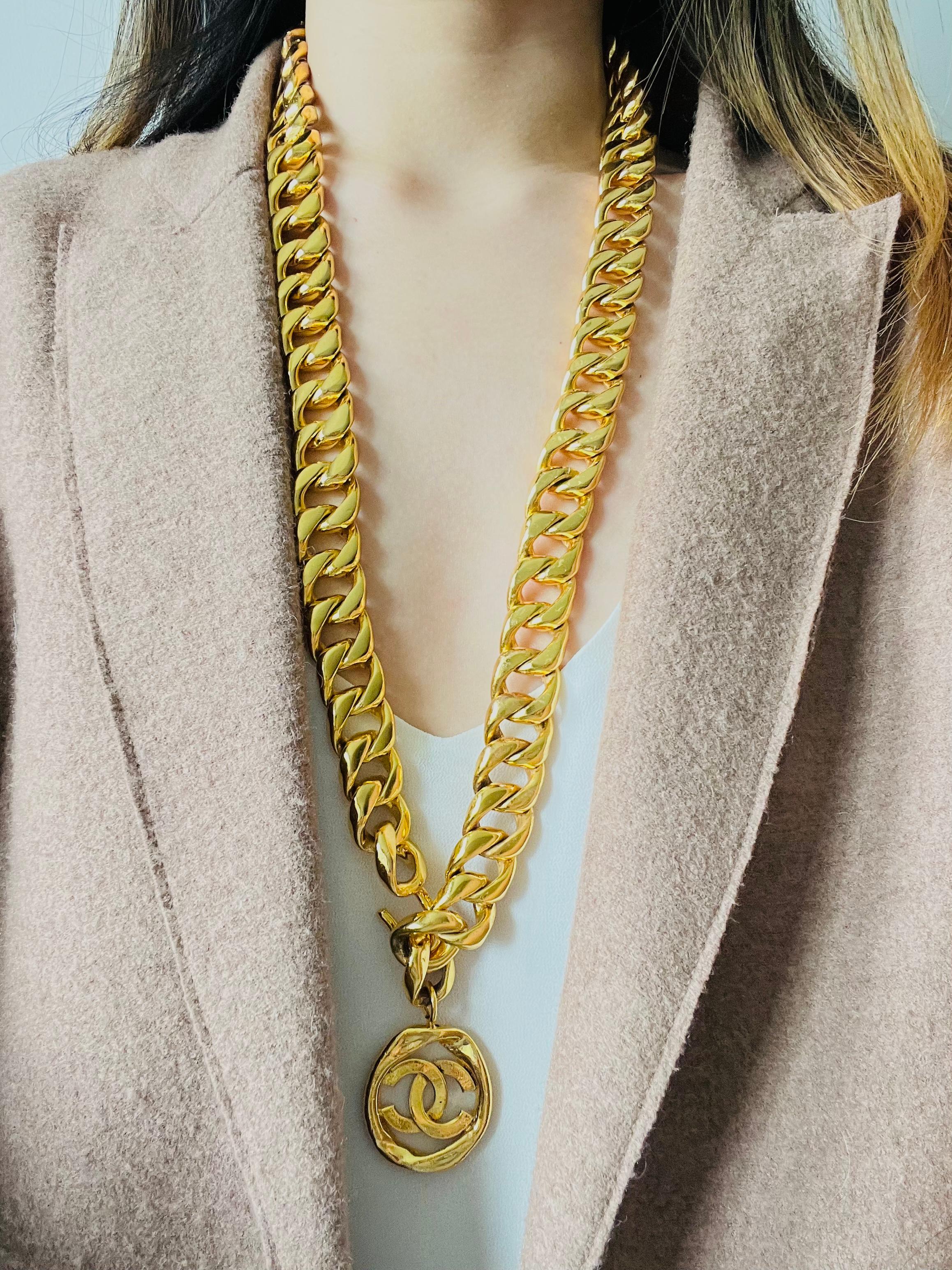Chanel Vintage 1980s Medallion CC Logo Curb Link interlocked Gold Necklace Belt For Sale 4