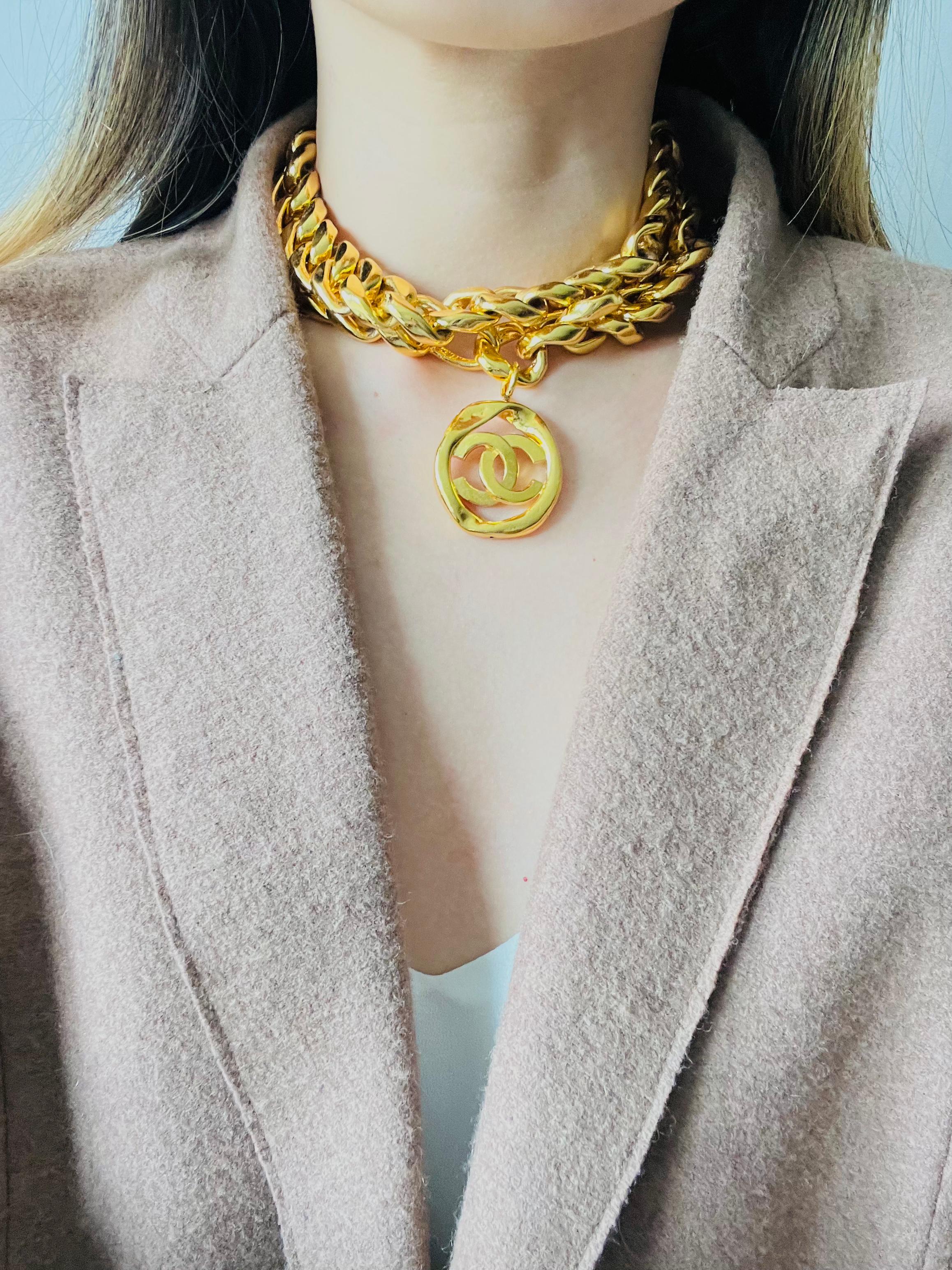 Chanel Vintage 1980er Jahre Medaillon CC Logo Curb Link ineinandergreifende Gold Halskette Gürtel im Angebot 4