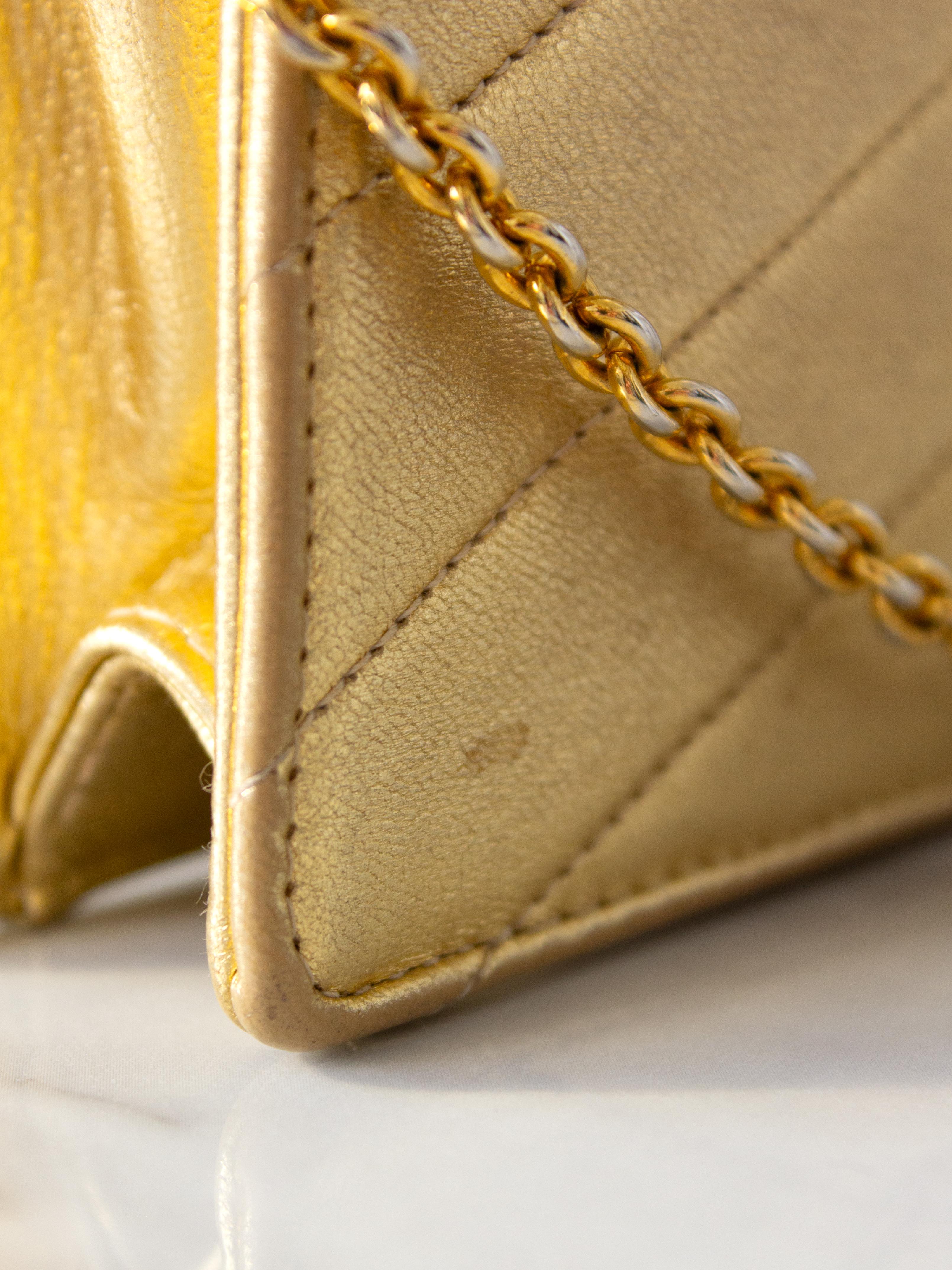 Chanel Vintage 1980s Mini Trapezoid Gold Metallic Lambskin Leather Chevron Chain For Sale 6