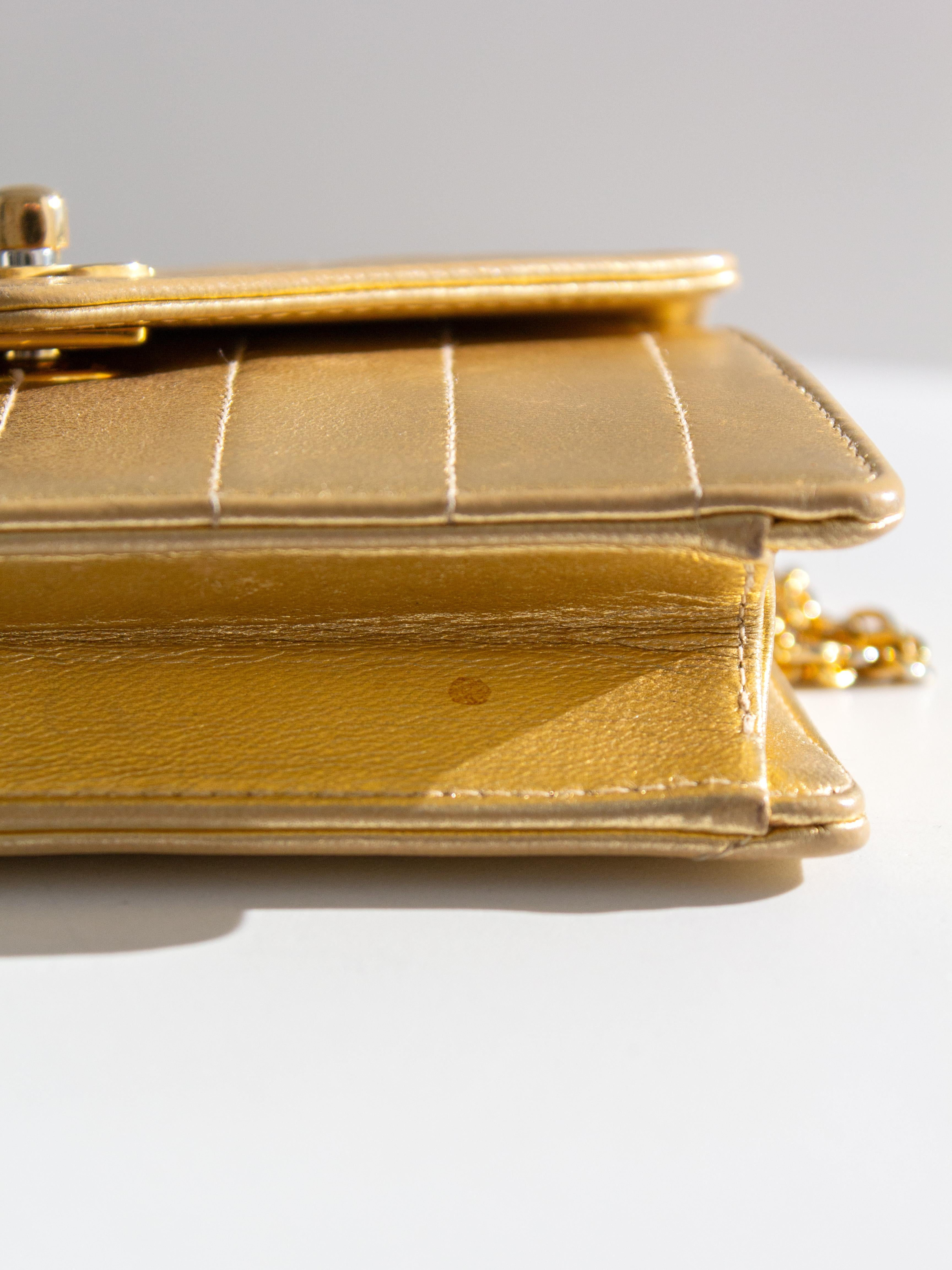 Chanel Vintage 1980 Mini Trapezoid Gold Metallic cuir d'agneau Chevron Chain en vente 6