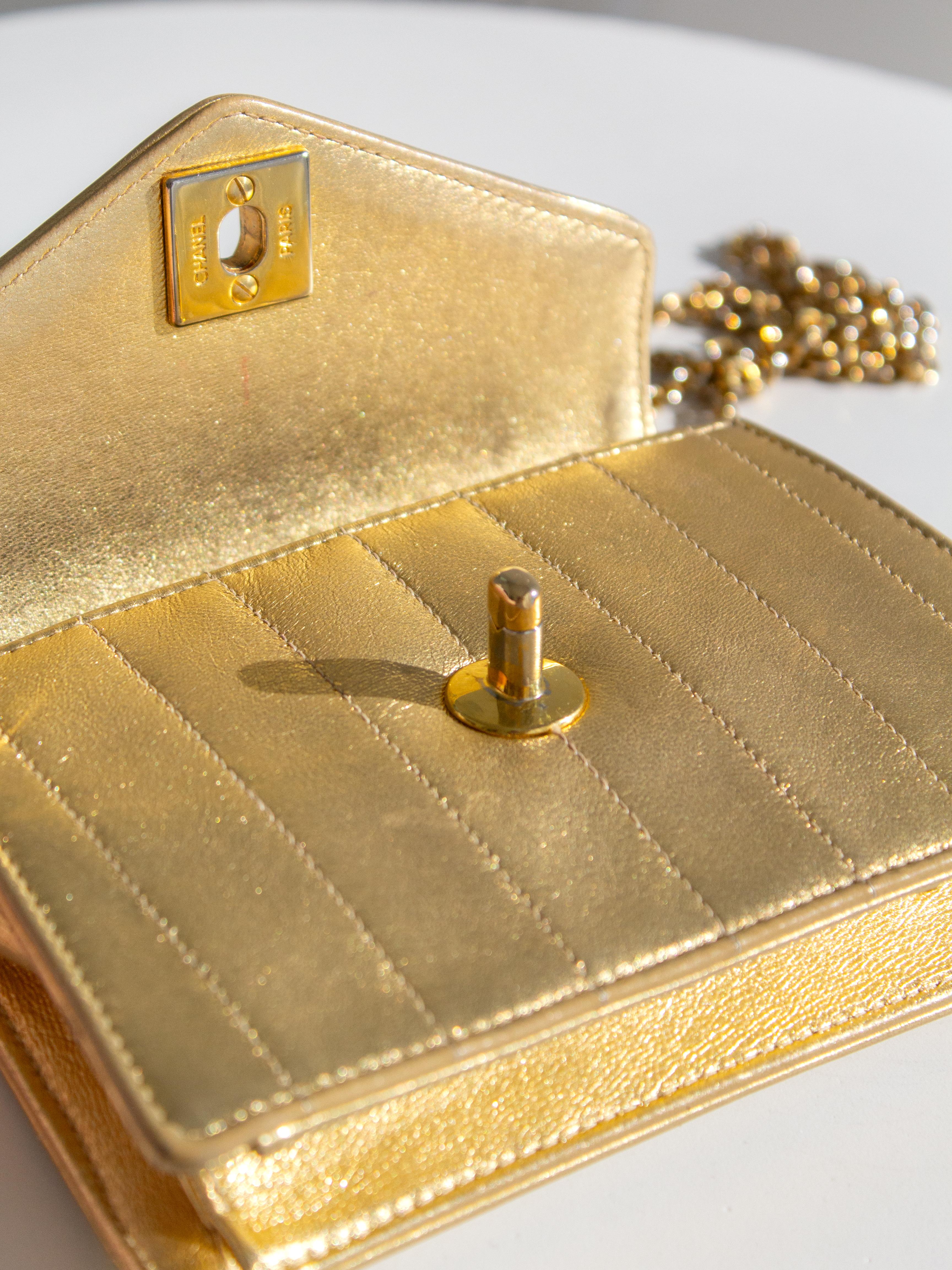 Chanel Vintage 1980 Mini Trapezoid Gold Metallic cuir d'agneau Chevron Chain en vente 7