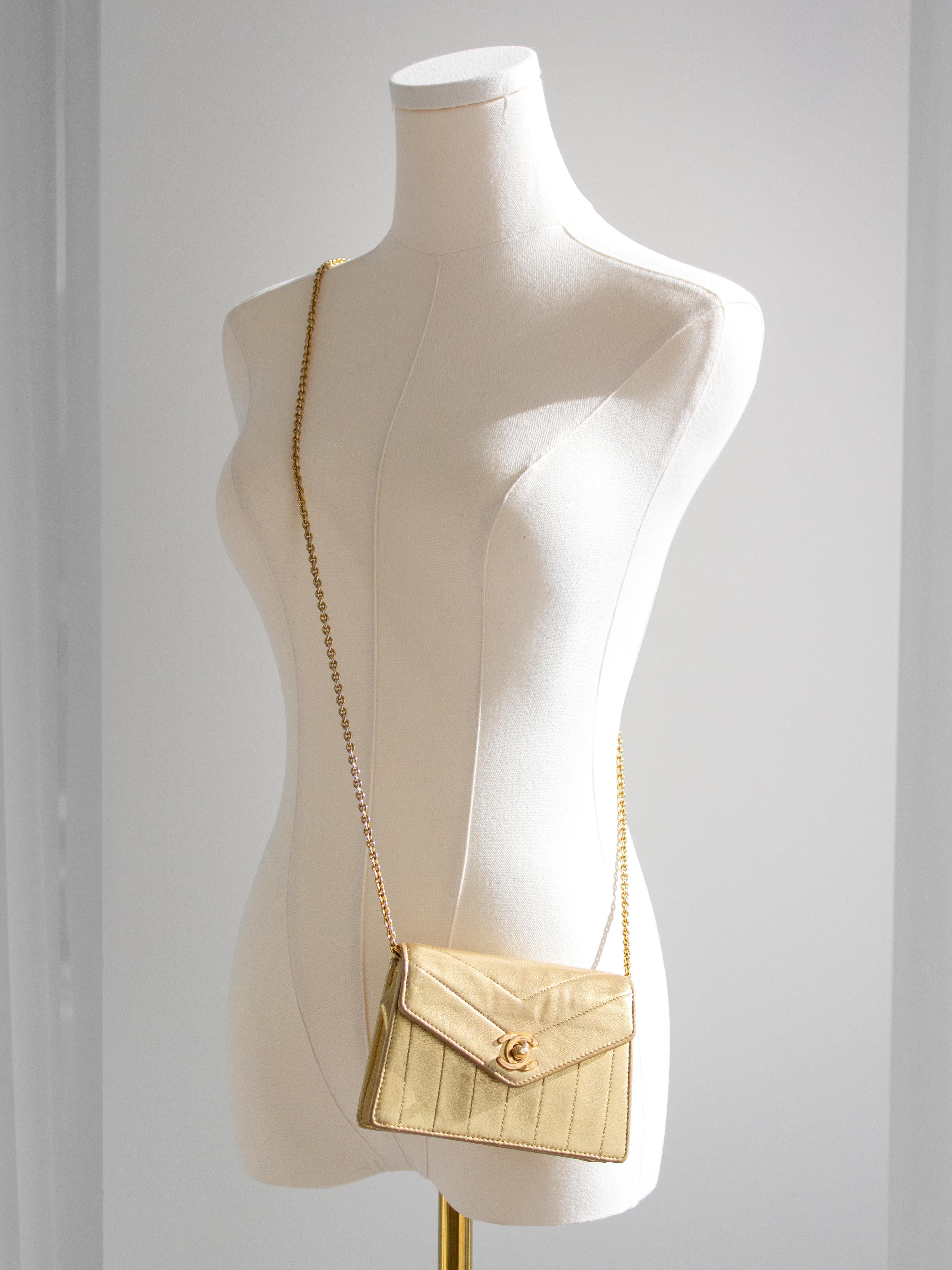 Chanel Vintage 1980 Mini Trapezoid Gold Metallic cuir d'agneau Chevron Chain en vente 12
