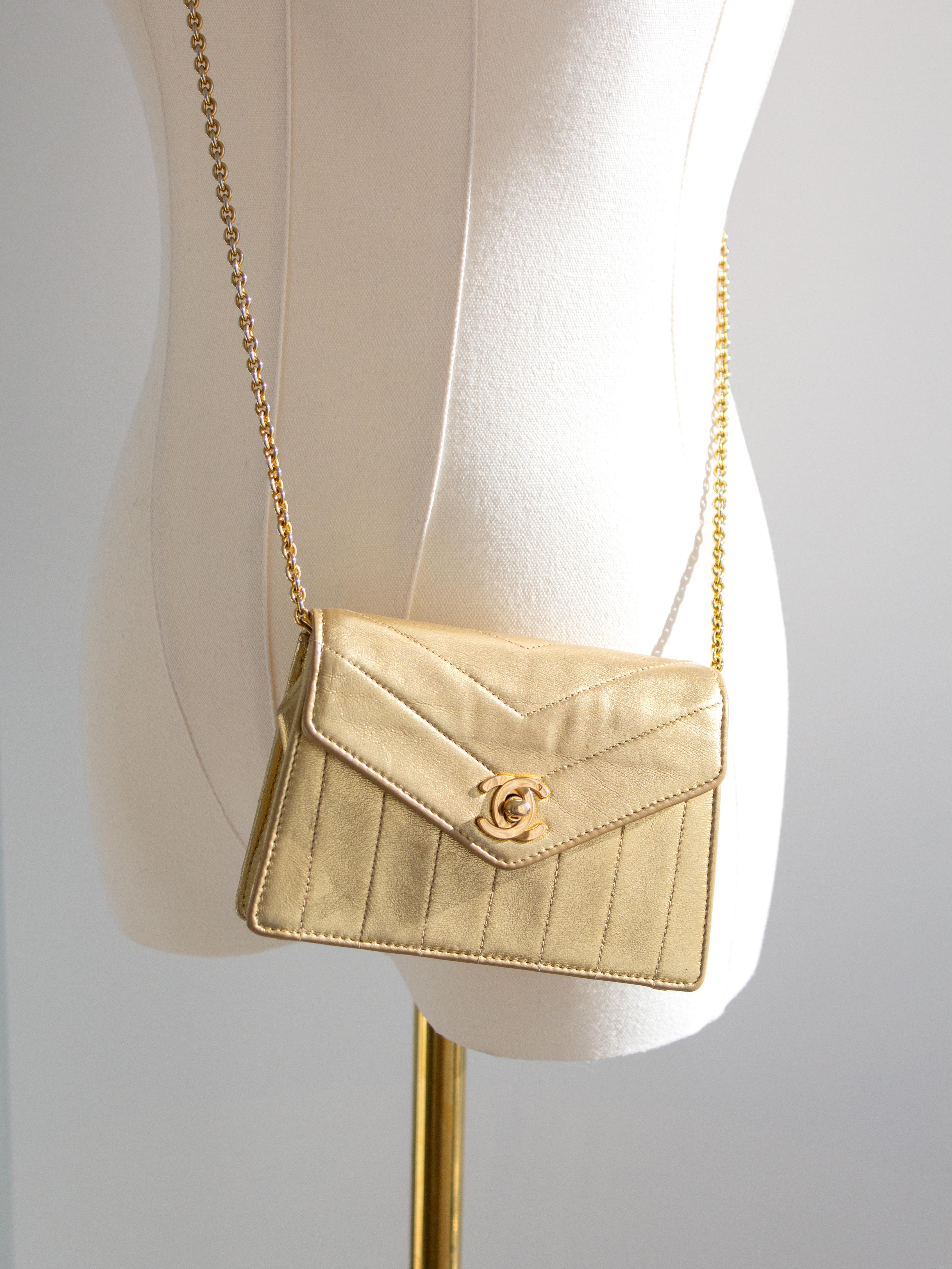 Chanel Vintage 1980 Mini Trapezoid Gold Metallic cuir d'agneau Chevron Chain en vente 13