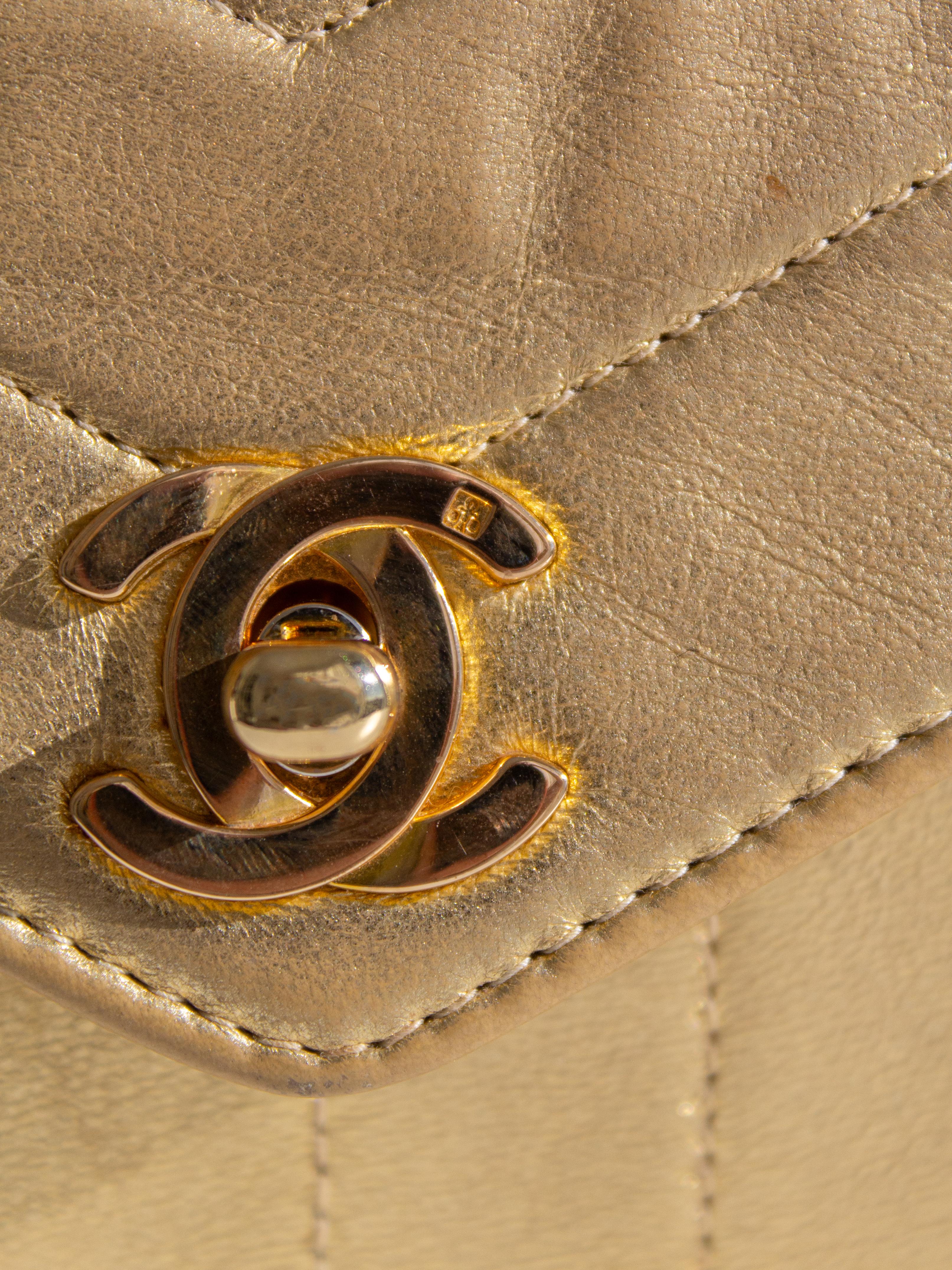 Marron Chanel Vintage 1980 Mini Trapezoid Gold Metallic cuir d'agneau Chevron Chain en vente