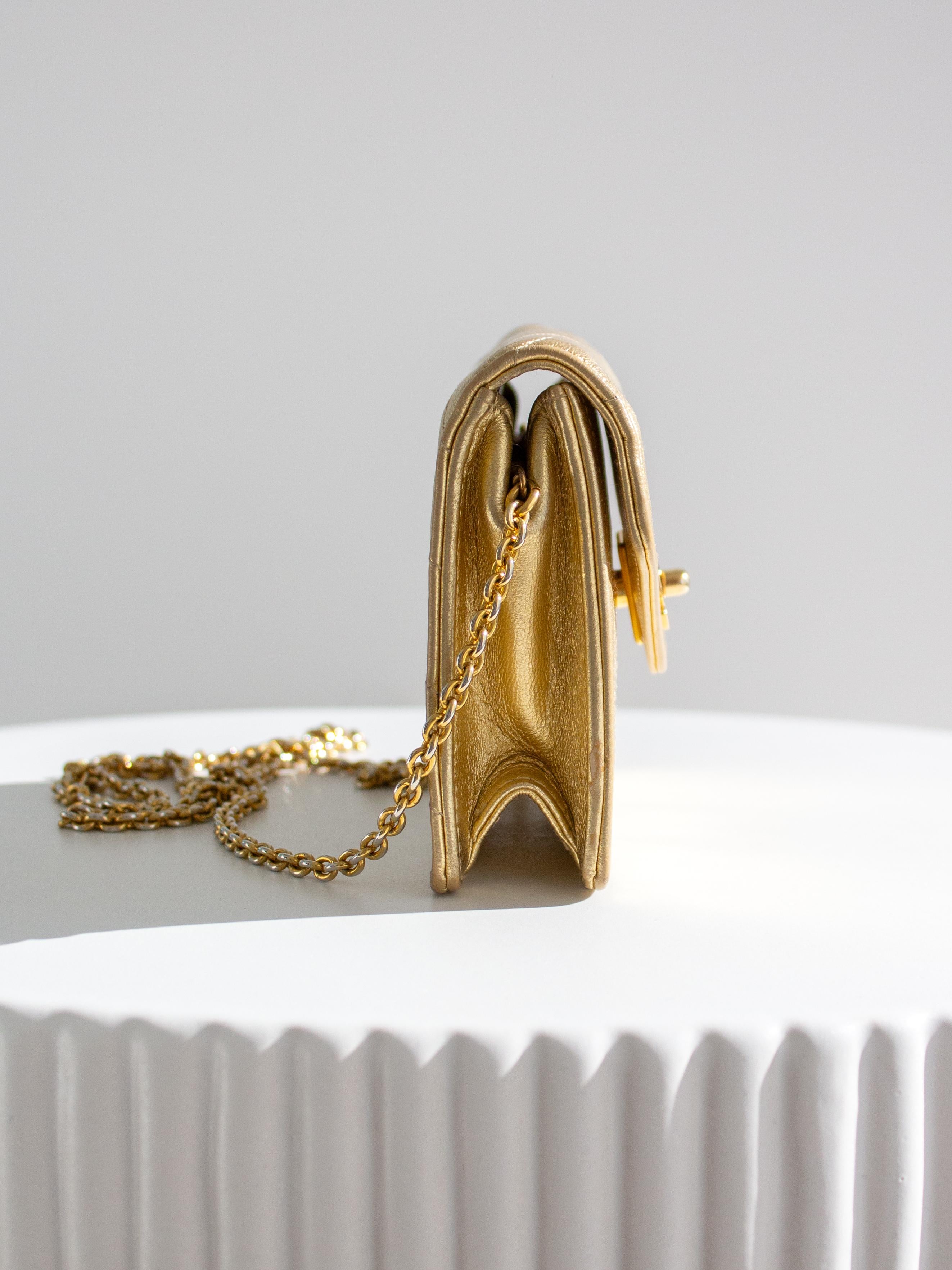 Chanel Vintage 1980 Mini Trapezoid Gold Metallic cuir d'agneau Chevron Chain Pour femmes en vente