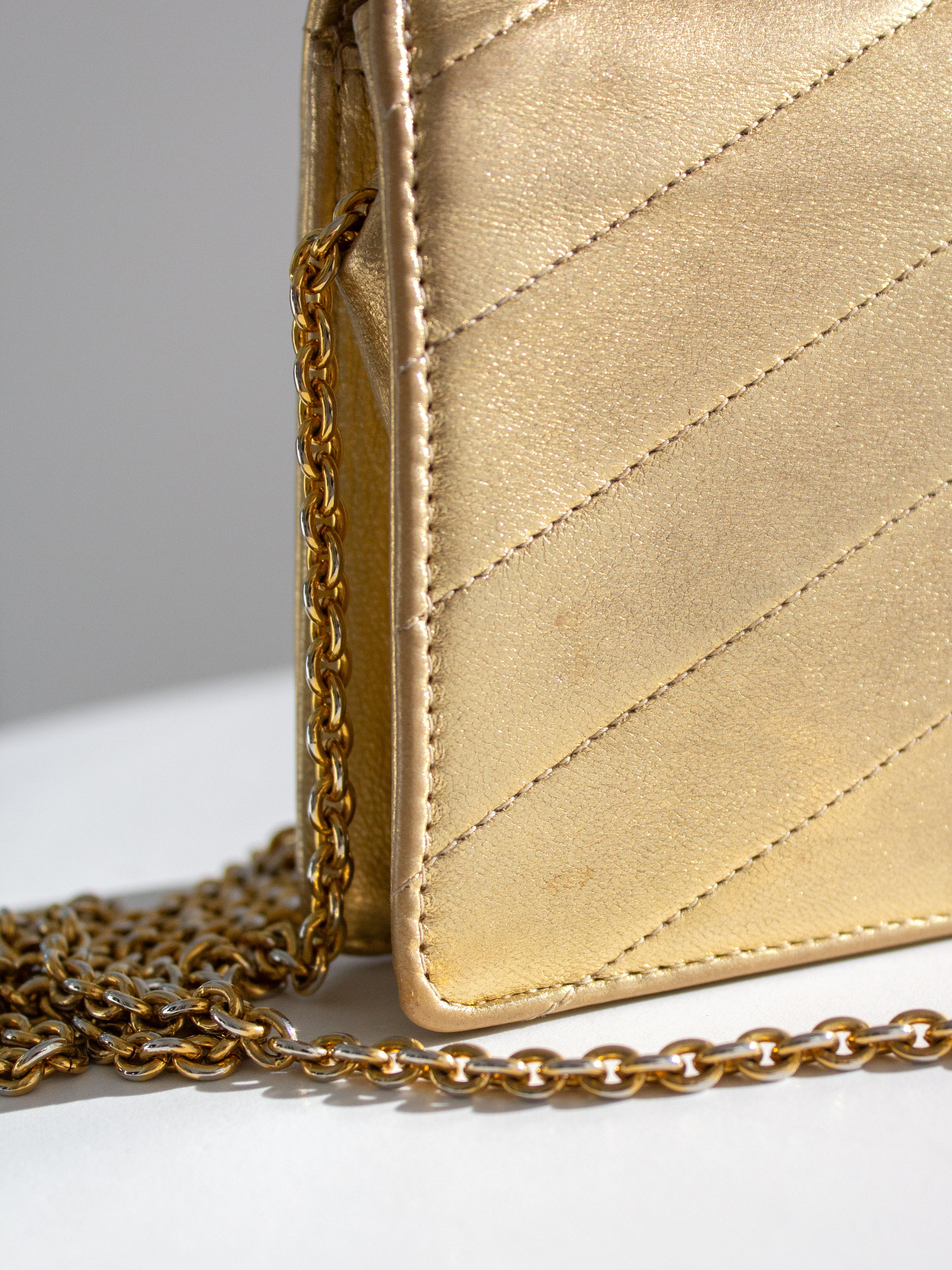 Chanel Vintage 1980 Mini Trapezoid Gold Metallic cuir d'agneau Chevron Chain en vente 2