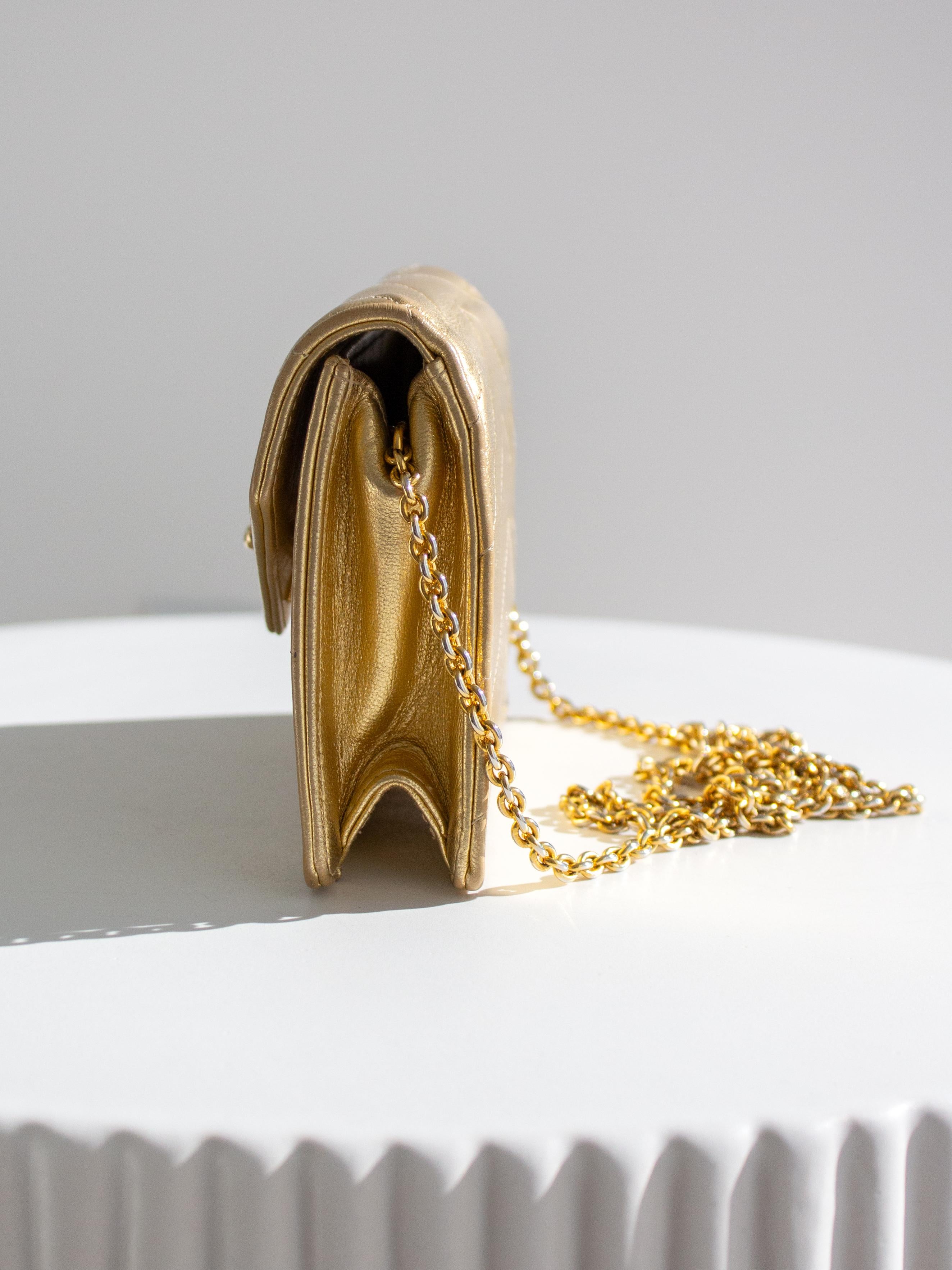 Chanel Vintage 1980 Mini Trapezoid Gold Metallic cuir d'agneau Chevron Chain en vente 3