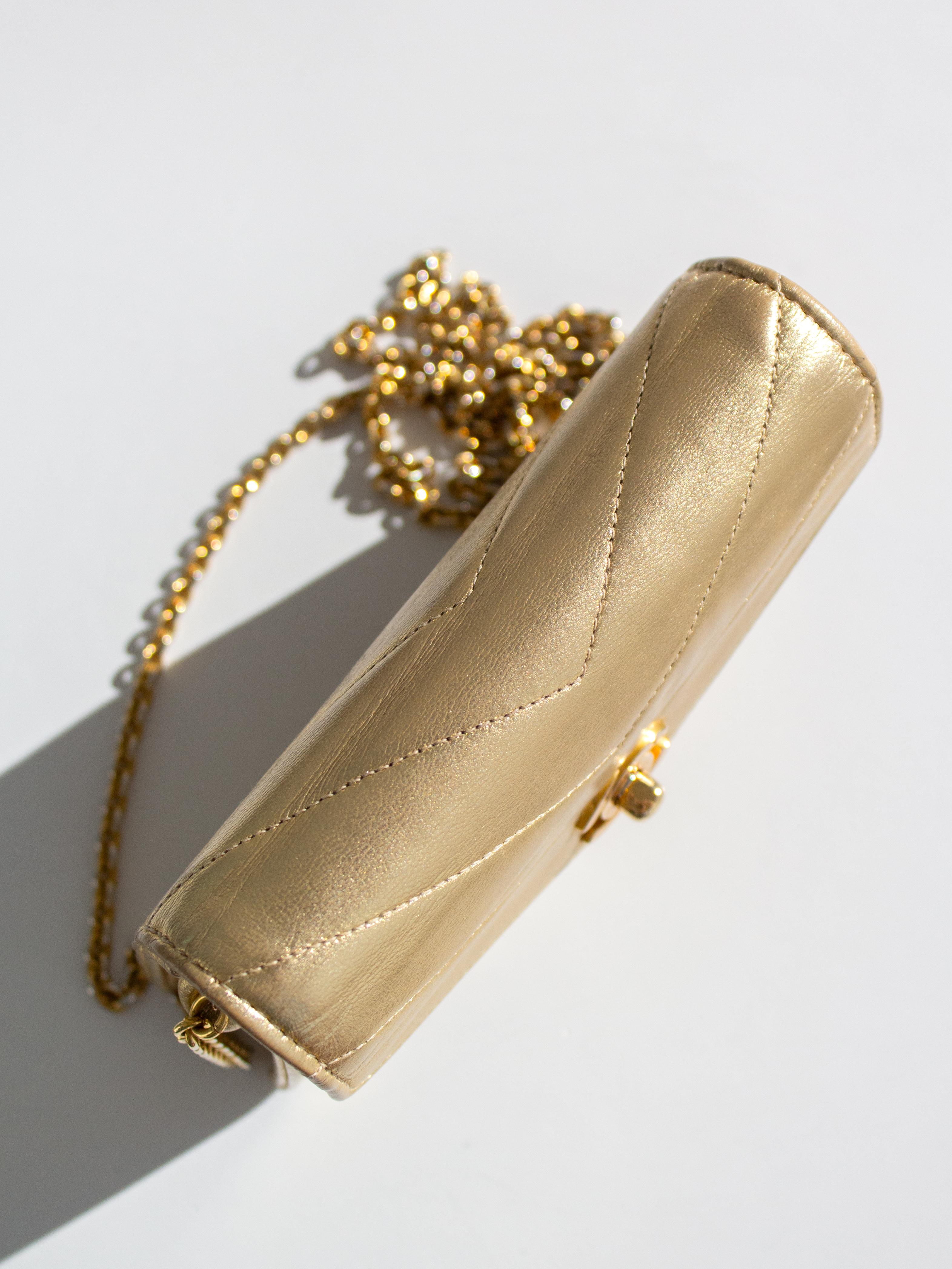 Chanel Vintage 1980 Mini Trapezoid Gold Metallic cuir d'agneau Chevron Chain en vente 4