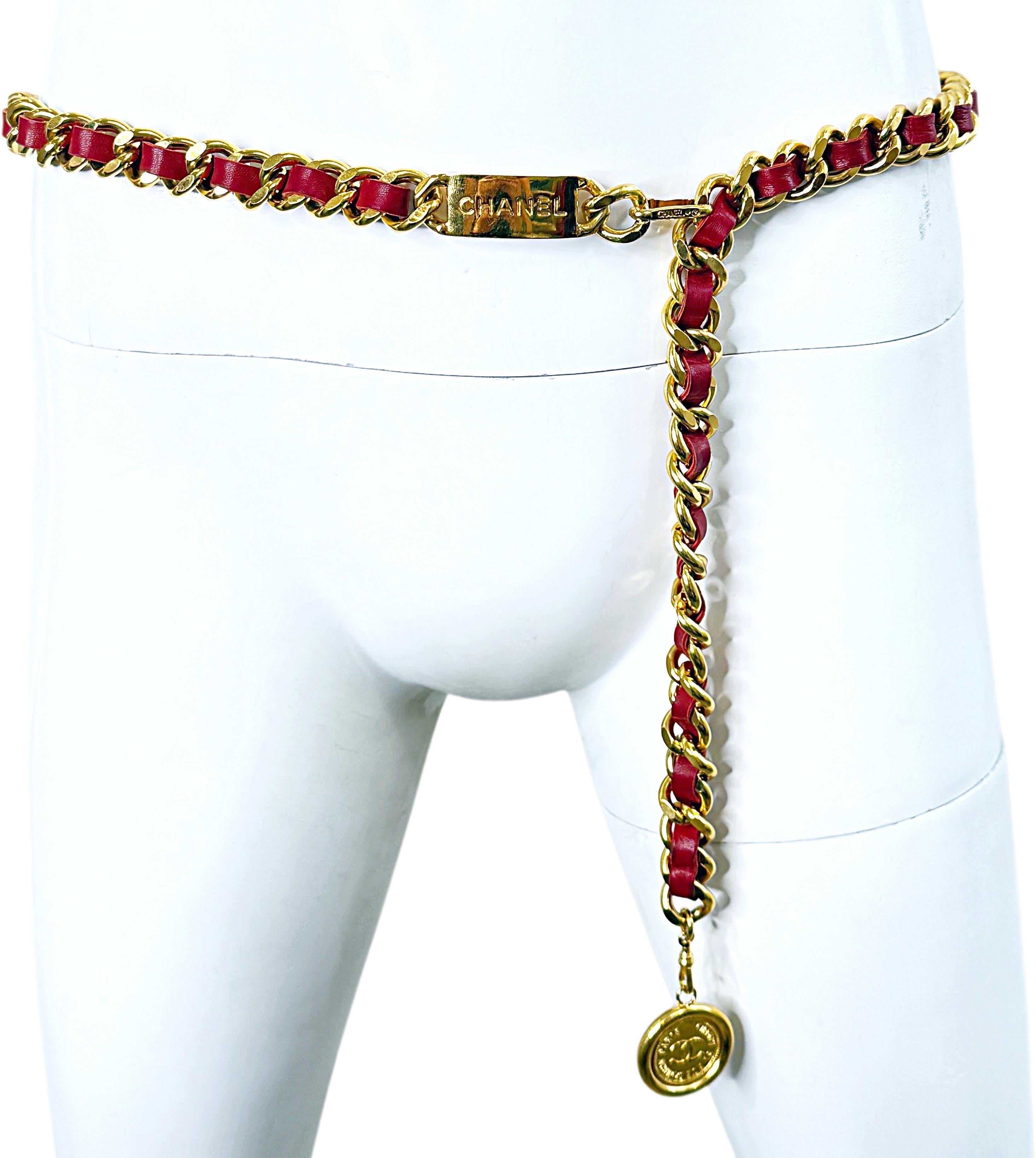 Chic, selten und sammelbar 1980er Chanel, von Karl Lagerfeld, rotes Leder und vergoldete Kette Gürtel ODER Halskette ! 
Can getragen werden gekleidet oder unten. Kombinieren Sie ihn mit Jeans und einem weißen Tank oder werfen Sie ihn über ein