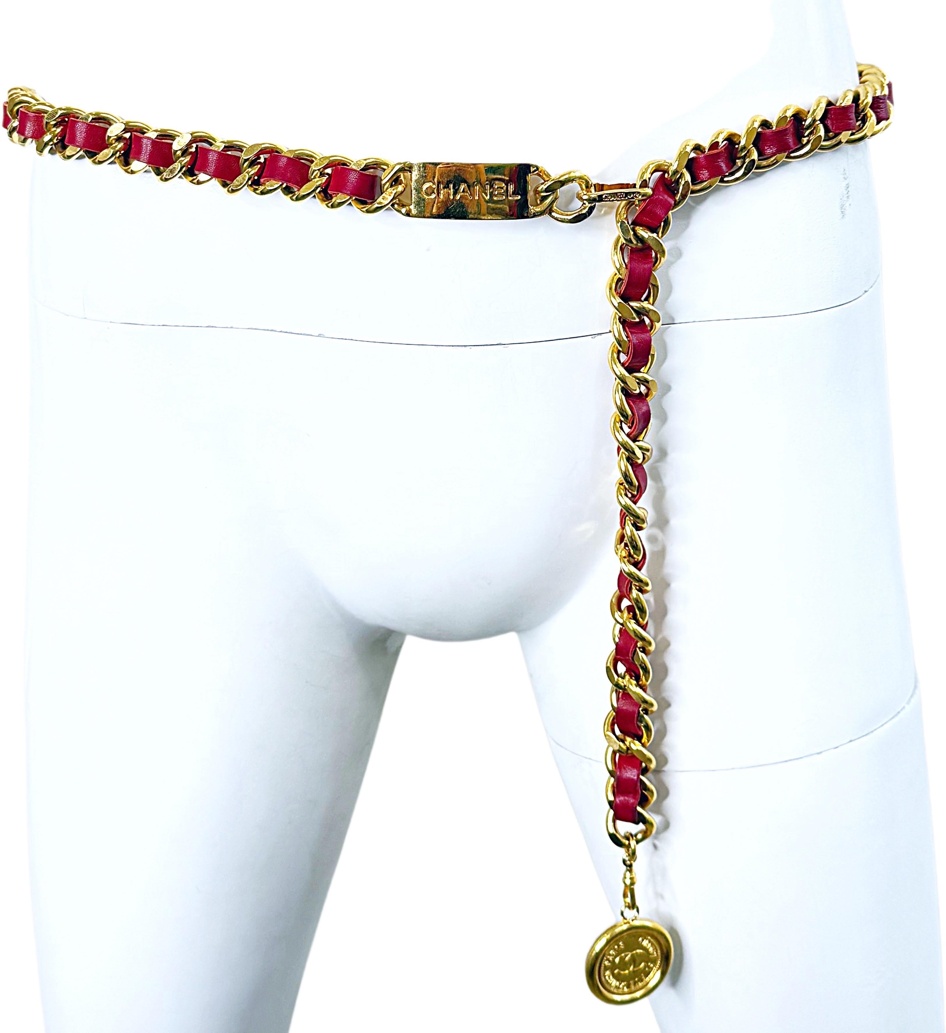 Chanel Vintage 1980er Jahre Rot + vergoldetes Gold 80er Jahre Kette CC Medaillon Gürtel oder Halskette im Angebot 1