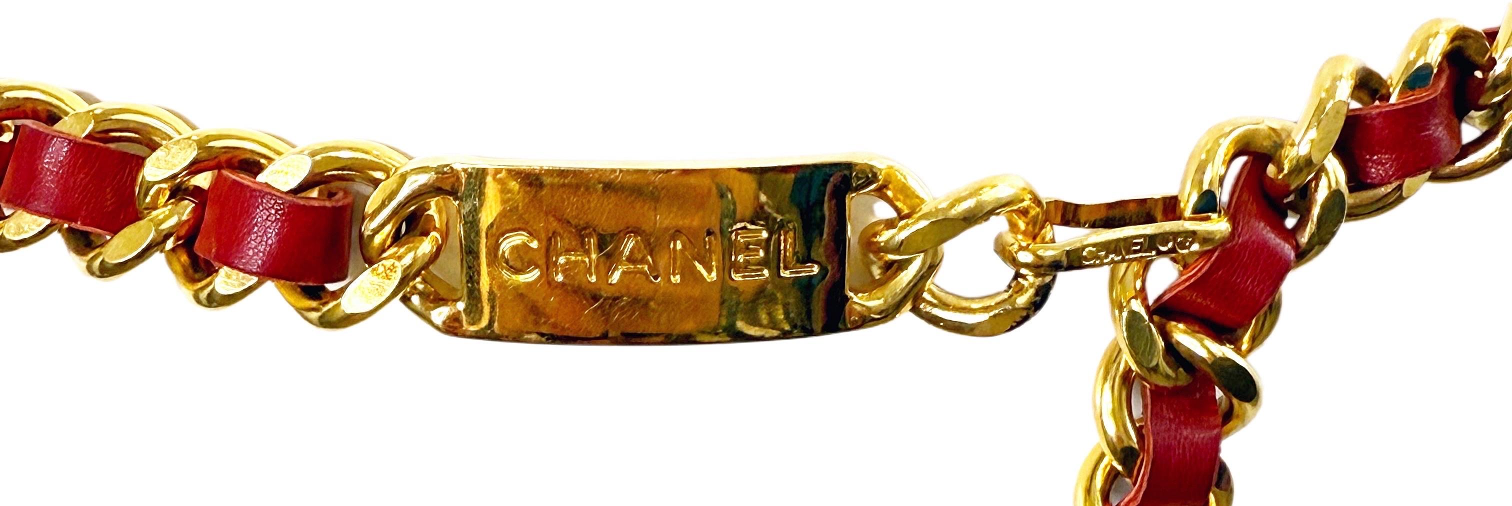 Chanel Vintage 1980er Jahre Rot + vergoldetes Gold 80er Jahre Kette CC Medaillon Gürtel oder Halskette im Angebot 2