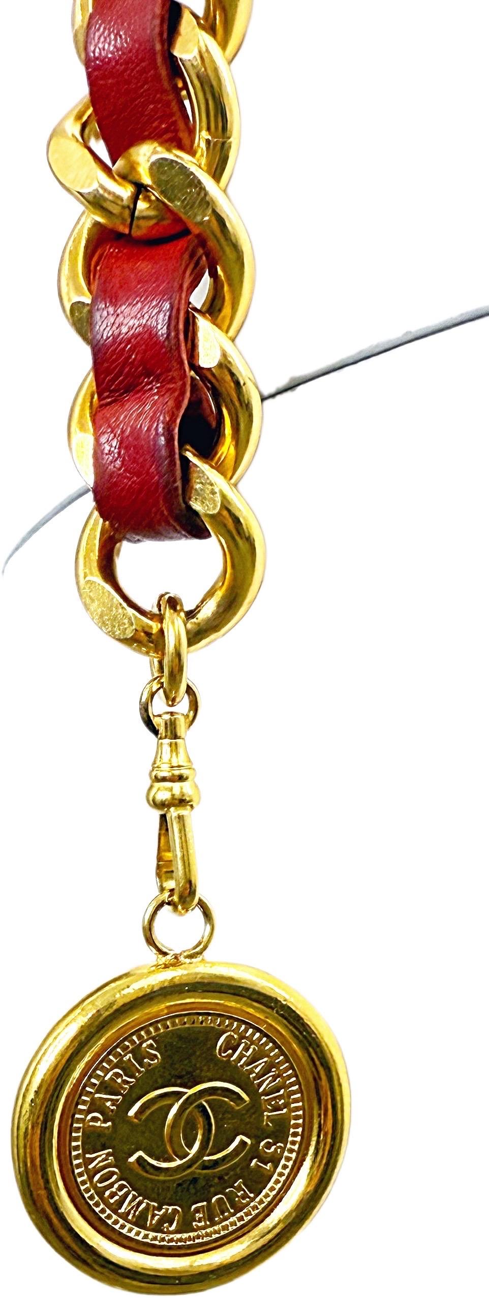 Chanel Vintage 1980er Jahre Rot + vergoldetes Gold 80er Jahre Kette CC Medaillon Gürtel oder Halskette im Angebot 3