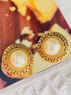 Boucles d'oreilles Chanel Vintage 1980 Texturé Grand Rond Perle Blanche Feuille Relief Dentelle
