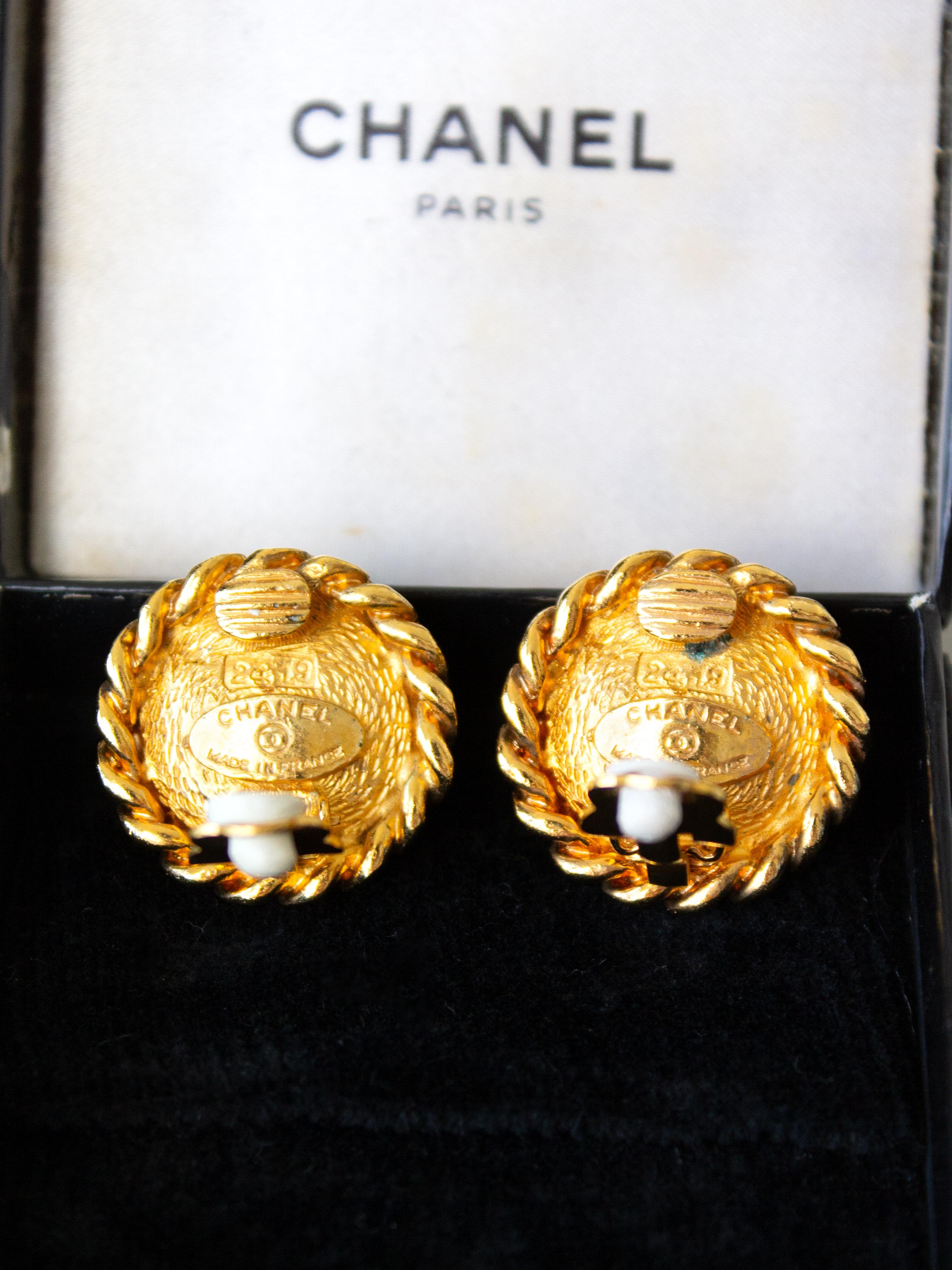 Chanel Vintage 1980s White Pearl 18K Gold-Plated Chain Clip On Earrings For Sale 1