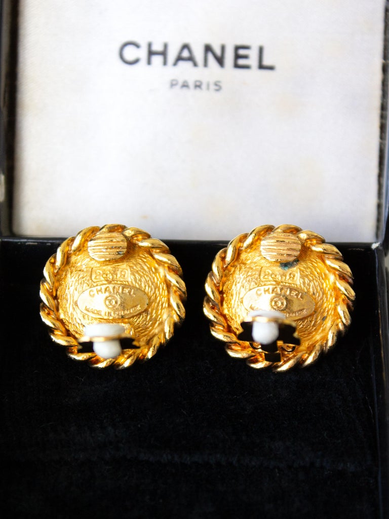 Chanel Vintage 1980s White Pearl 18K Gold-Plated Chain Clip On Earrings For  Sale at 1stDibs